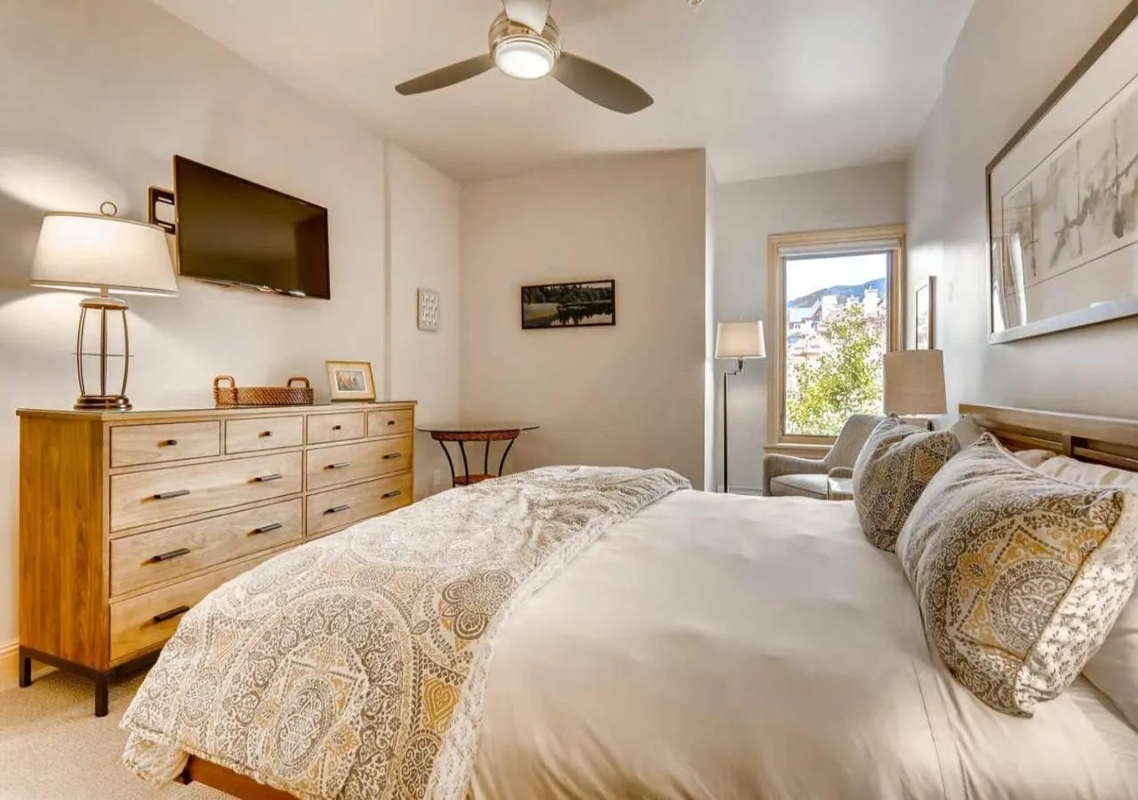 Photo of the whole room in Lion Square Lodge Condos by TO