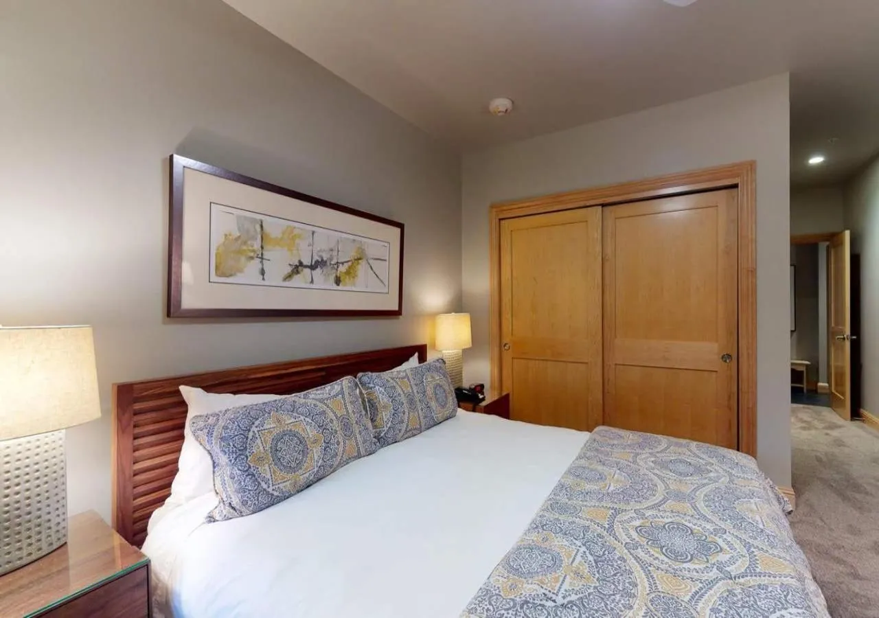 Photo of the whole room in Lion Square Lodge Condos by TO