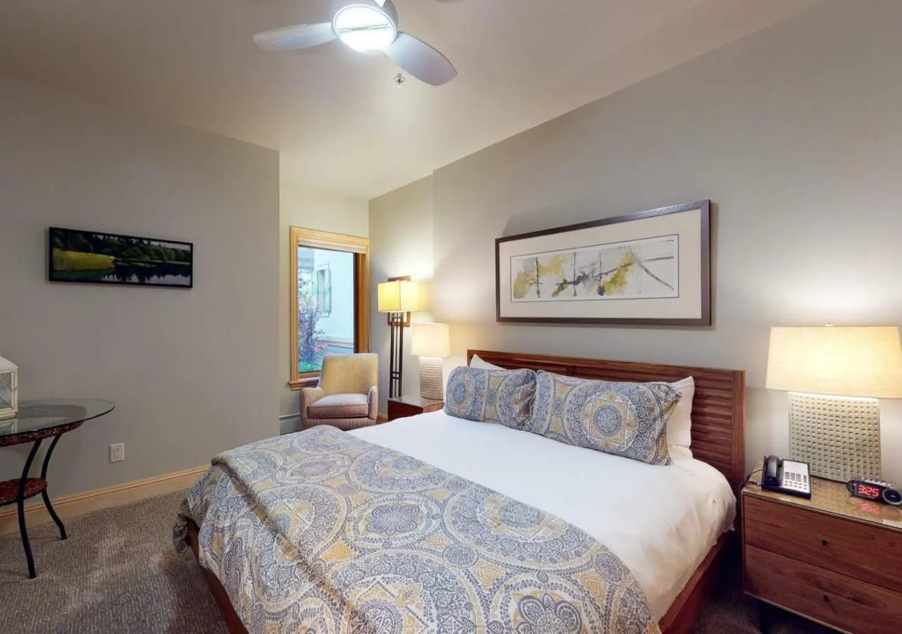 Photo of the whole room in Lion Square Lodge Condos by TO