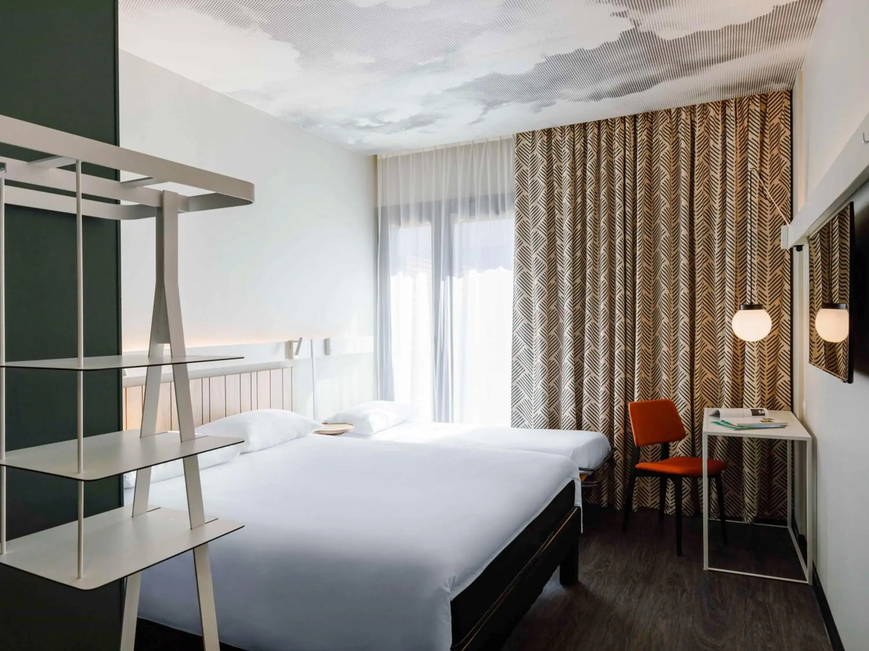 Property building, Bed in ibis Lyon Est Meyzieu Property building, Bed in ibis Lyon Est Meyzieu
