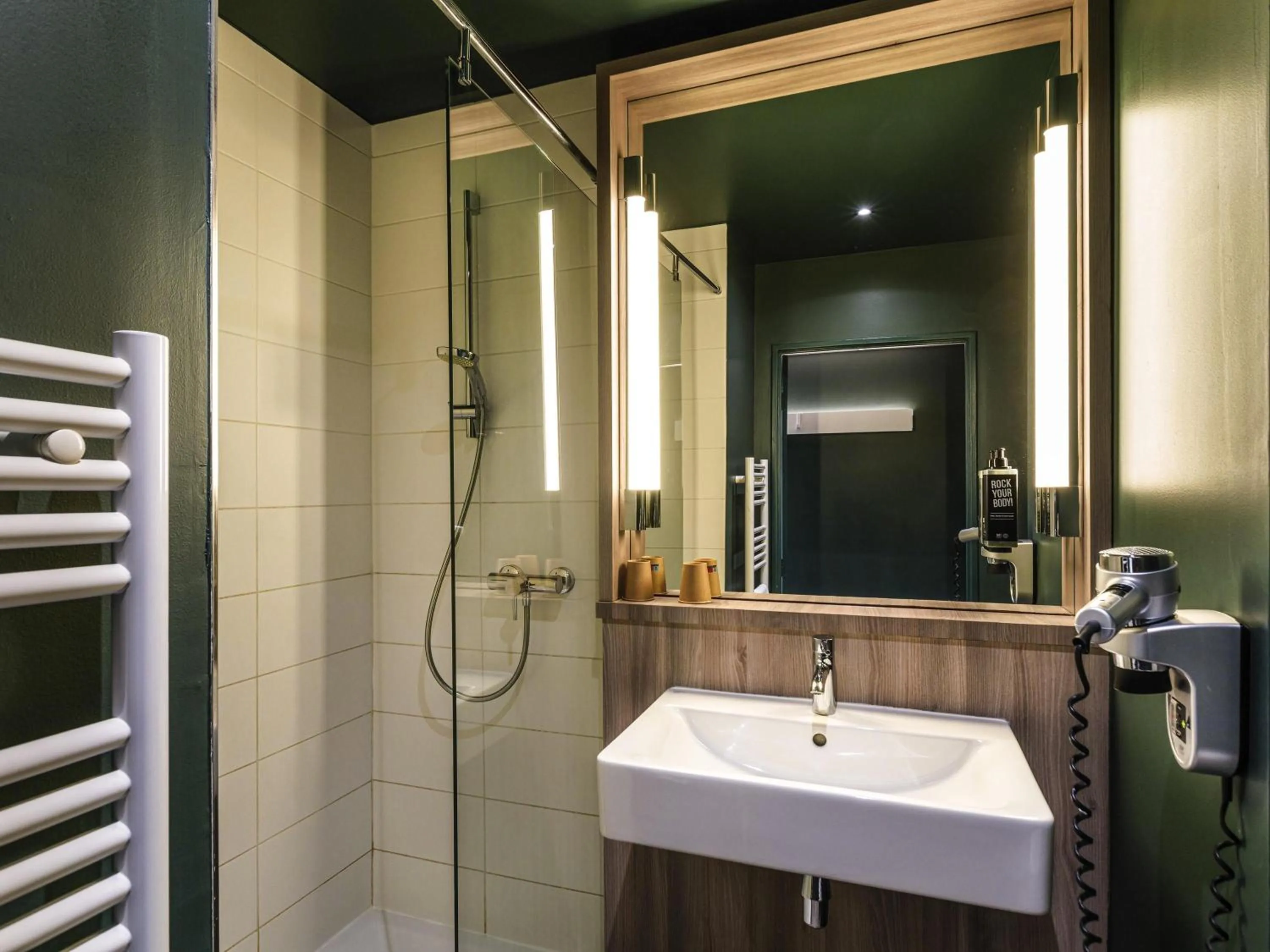 Bedroom in ibis Lyon Est Meyzieu