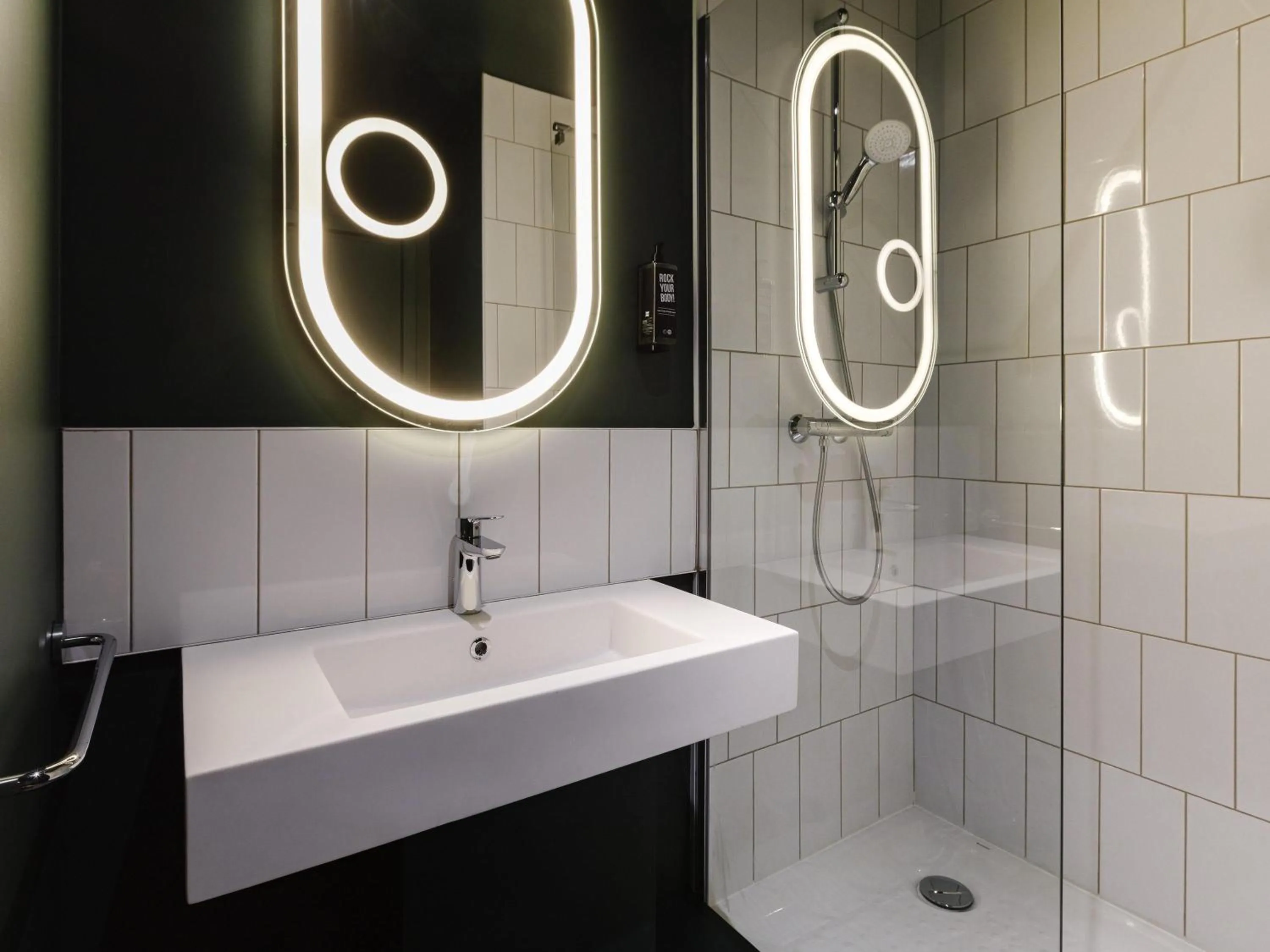 Bedroom in ibis Lyon Est Meyzieu