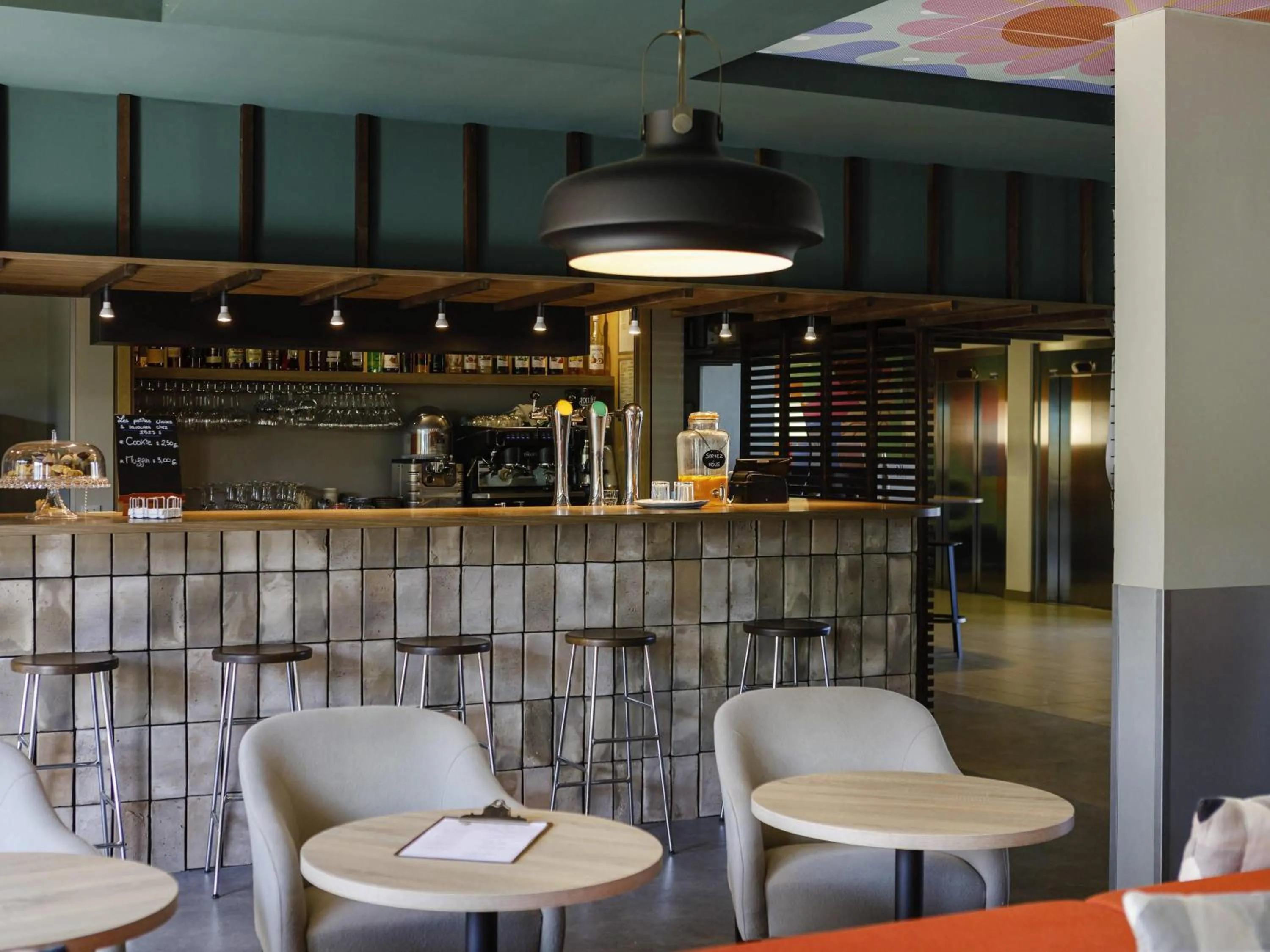 Lounge or bar in ibis Lyon Est Meyzieu