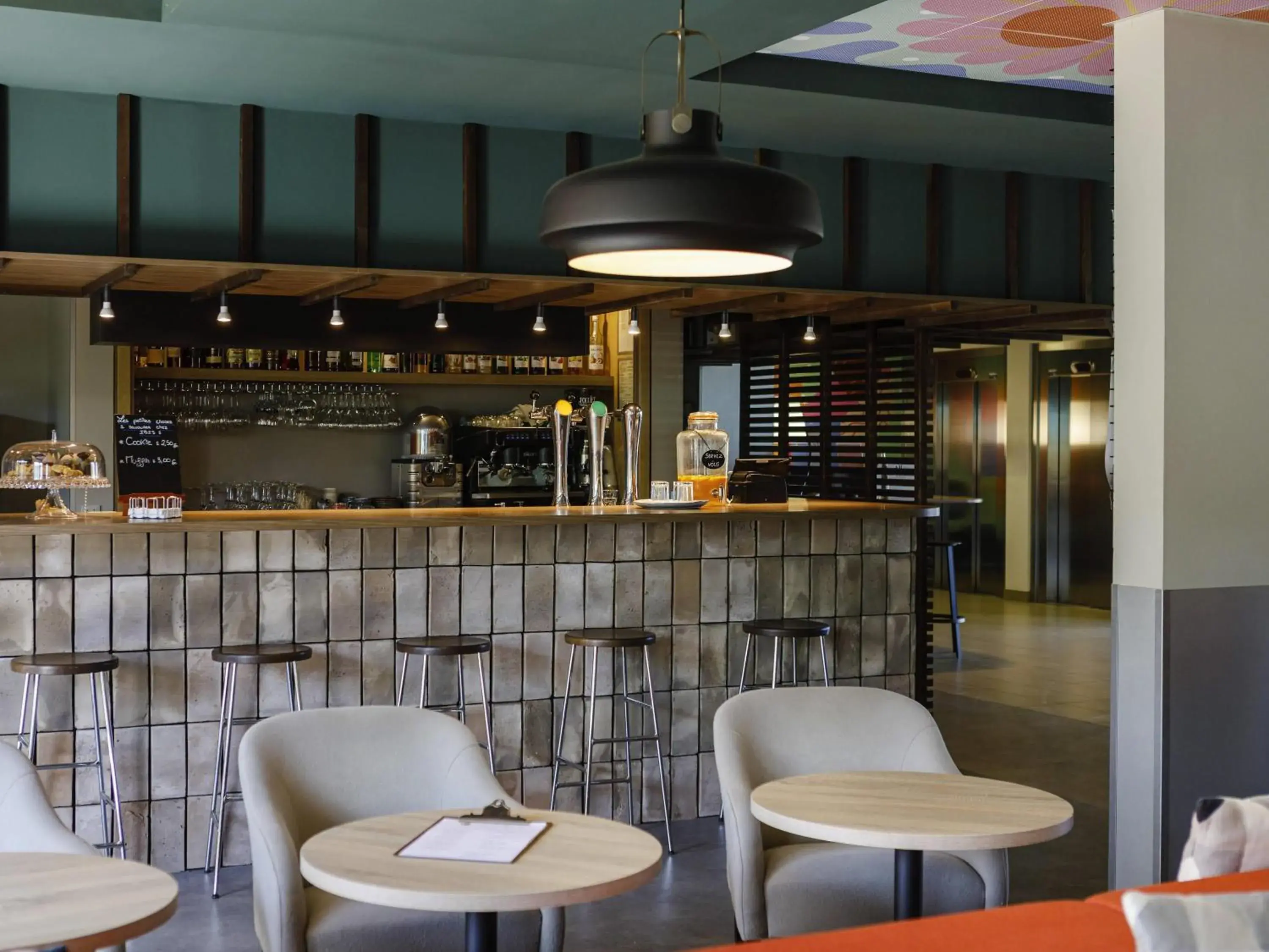 Lounge or bar in ibis Lyon Est Meyzieu Lounge or bar in ibis Lyon Est Meyzieu