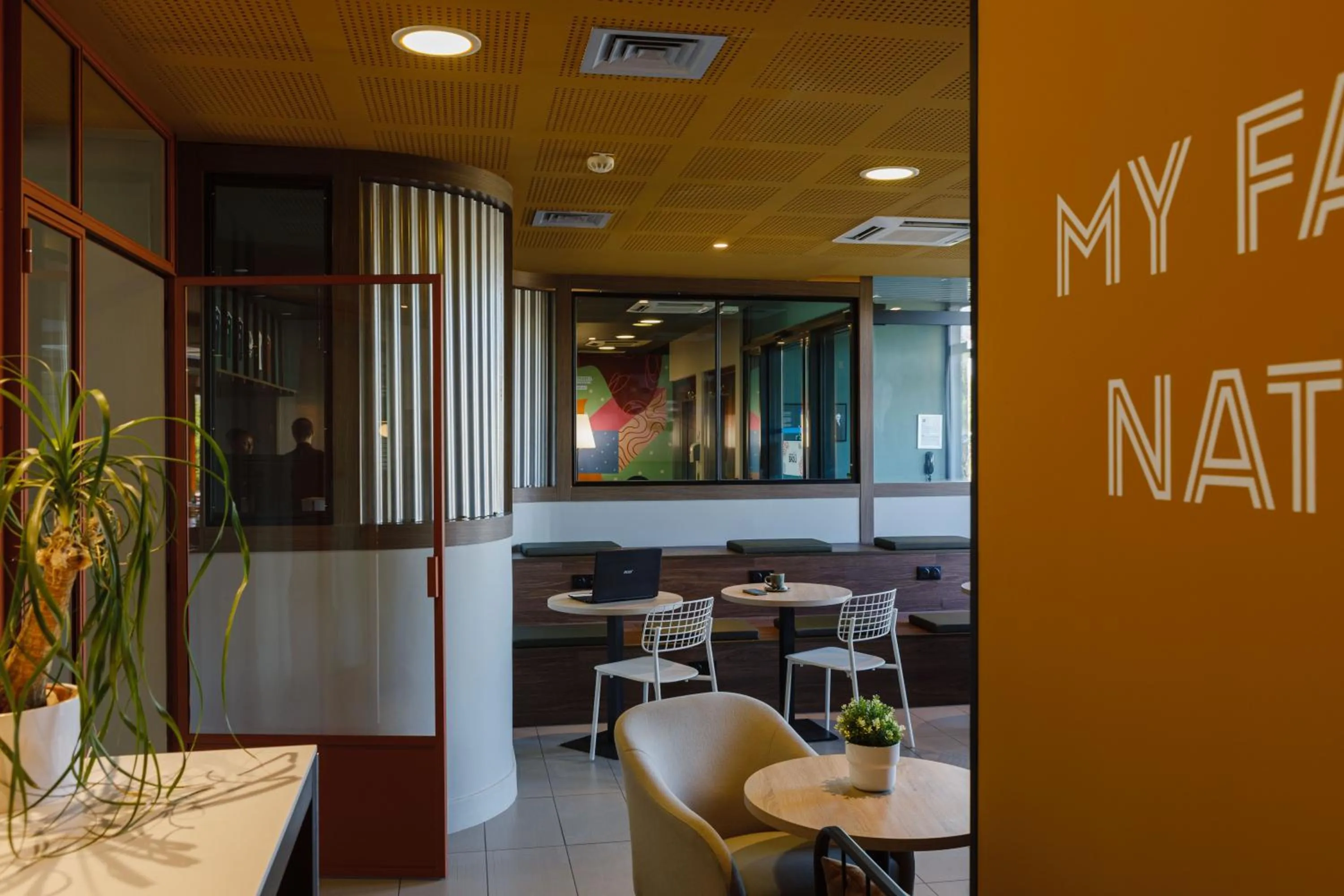 Lounge or bar in ibis Lyon Est Meyzieu