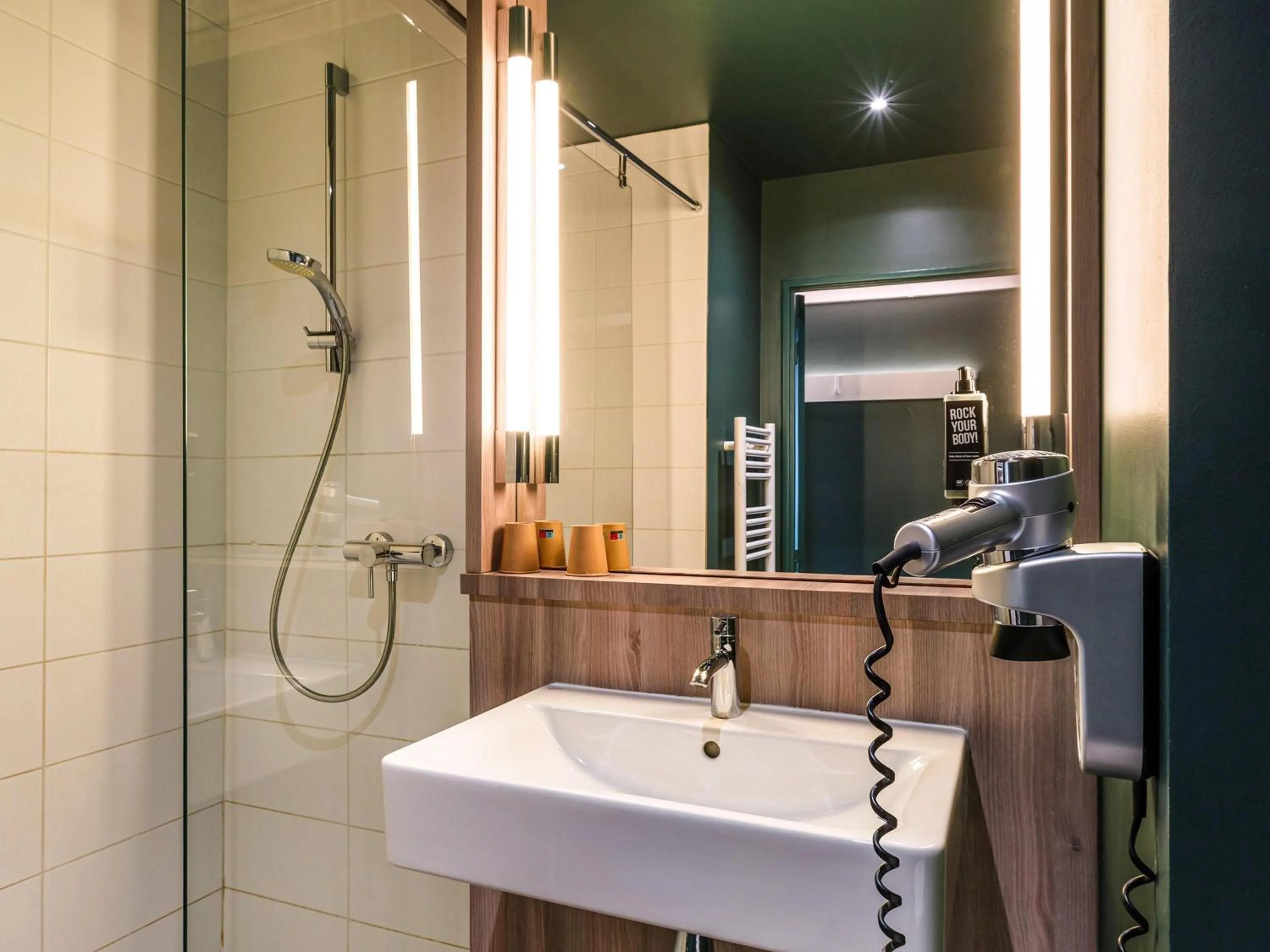 Bedroom in ibis Lyon Est Meyzieu