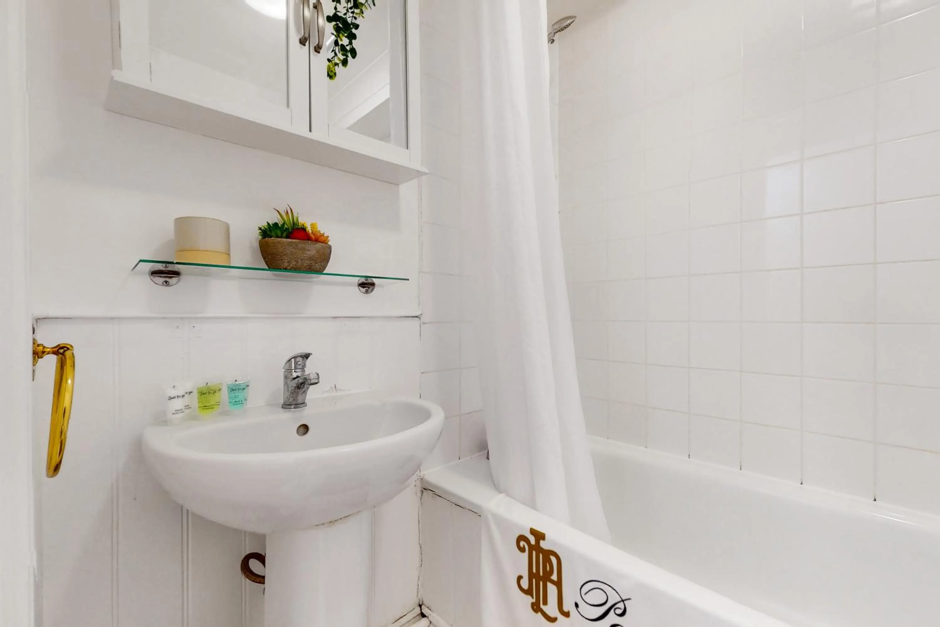Bathroom in Park Lane Apartments Baker Street