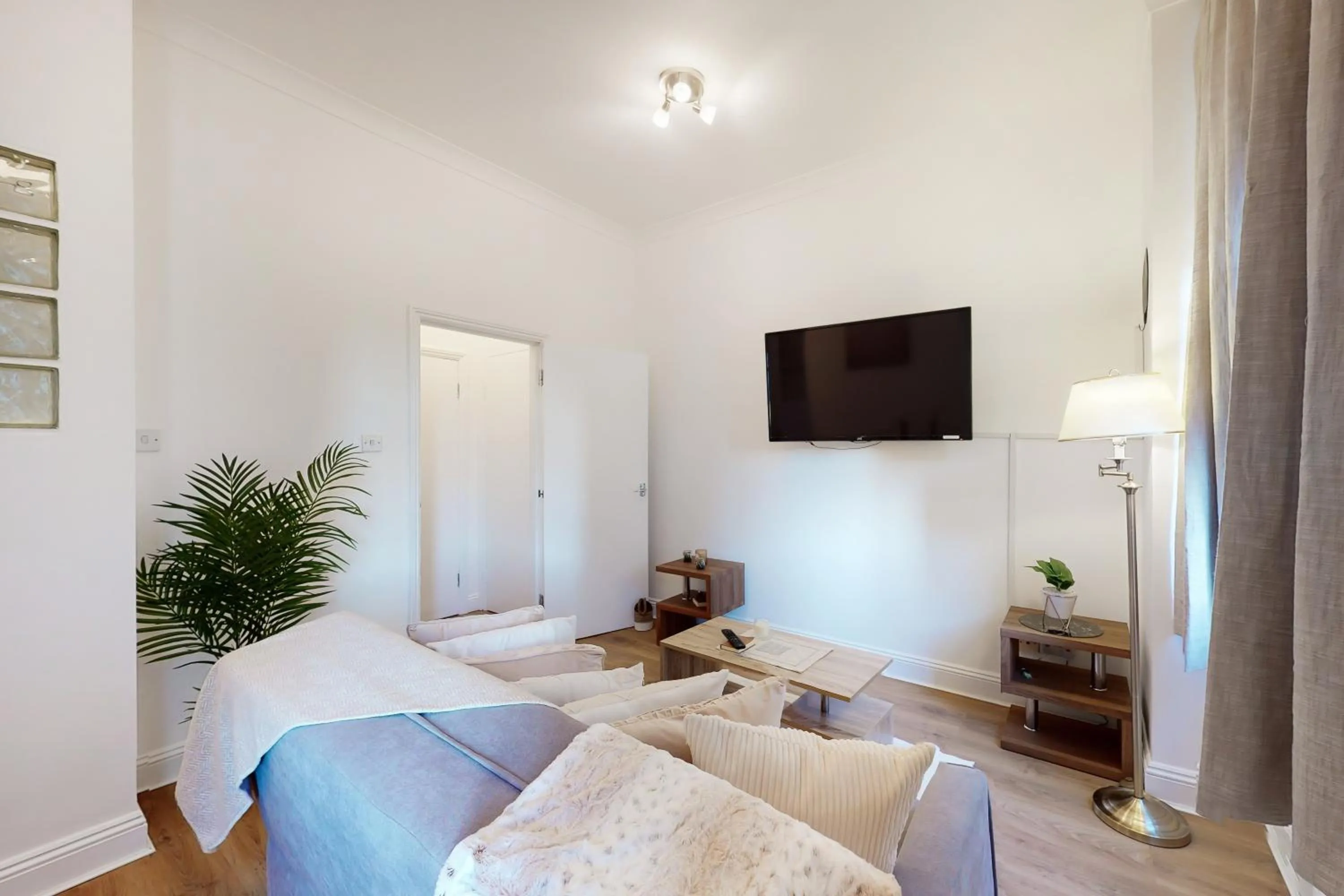 TV and multimedia in Park Lane Apartments Baker Street