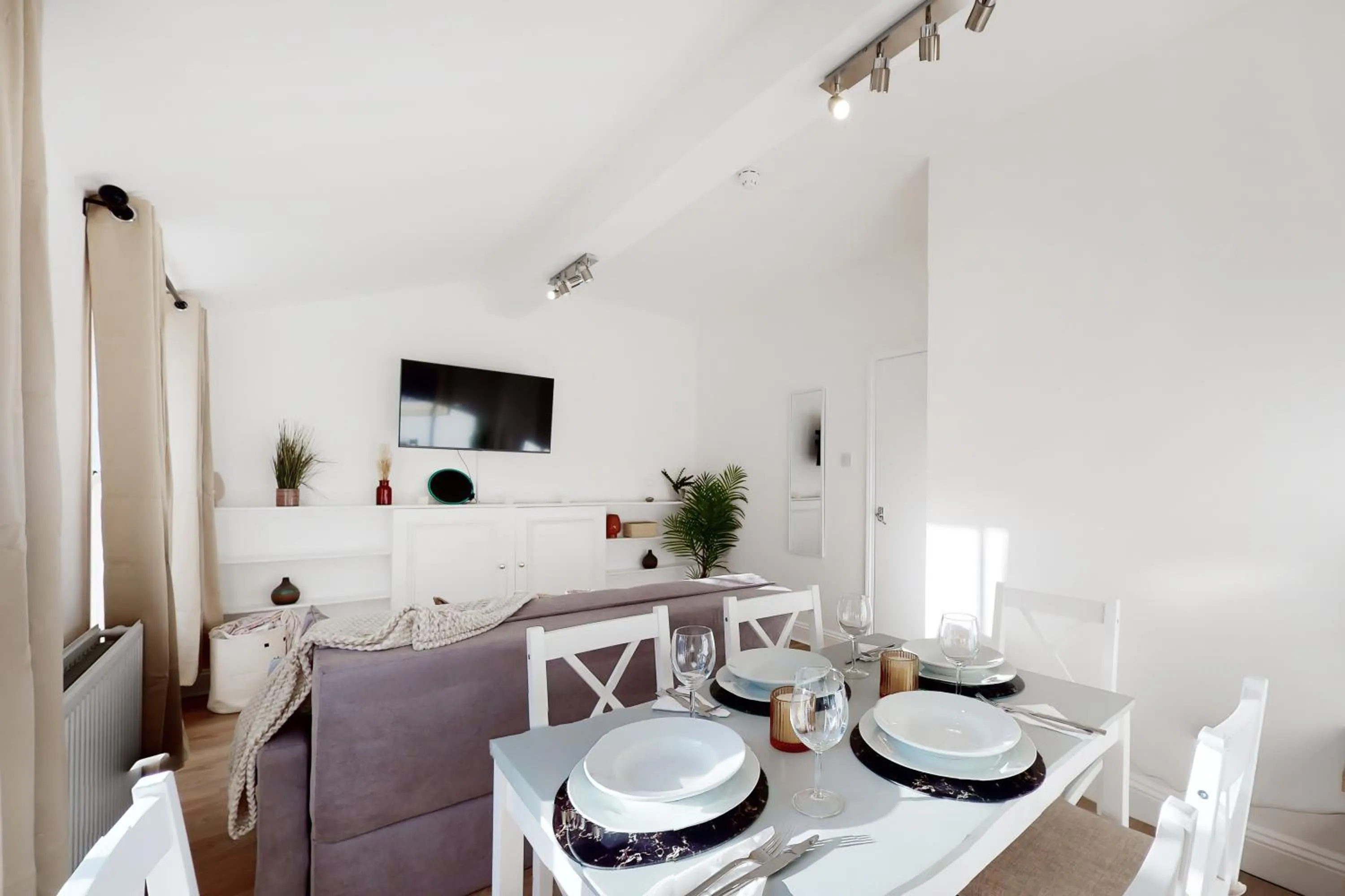 Dining area in Park Lane Apartments Baker Street