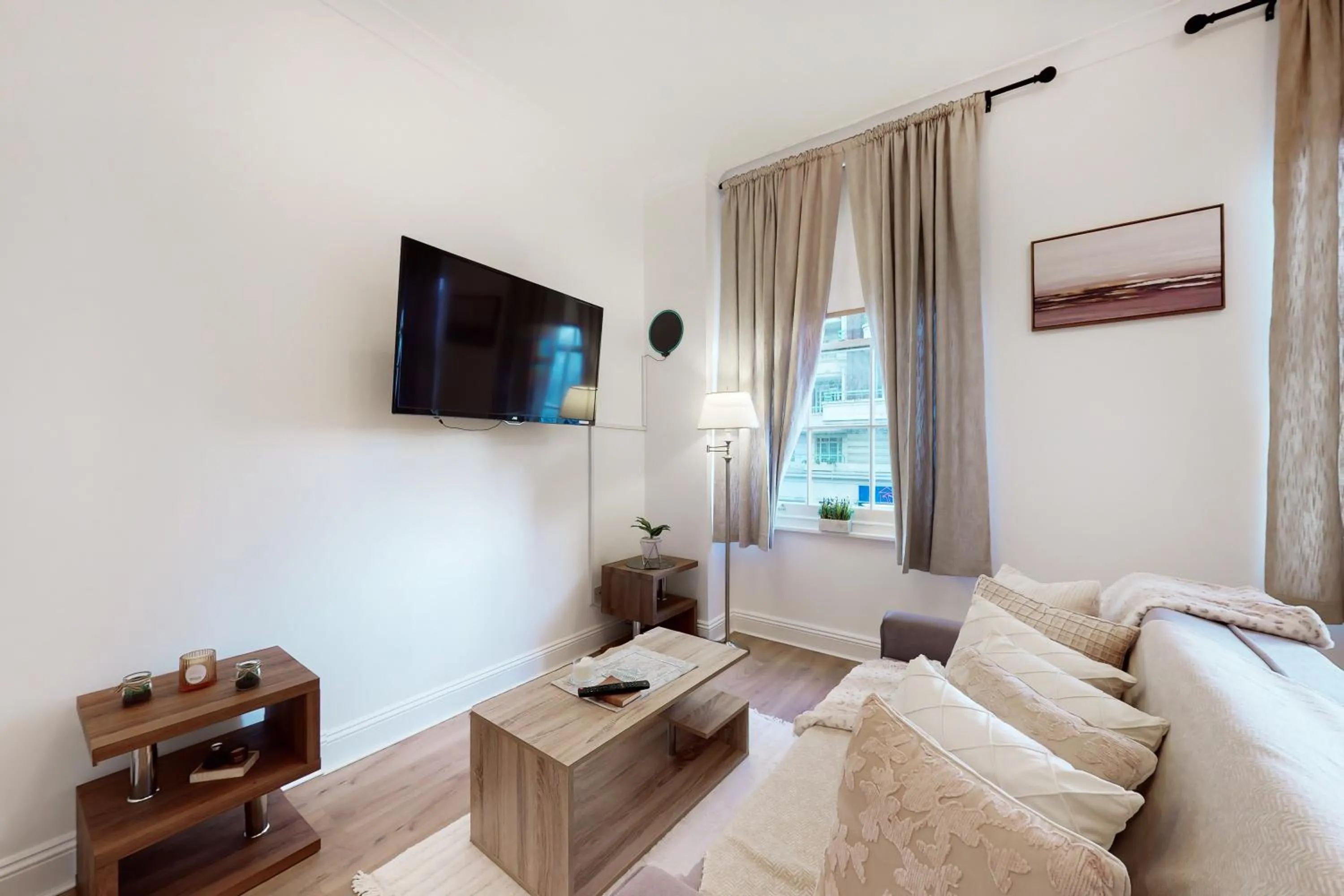 TV and multimedia in Park Lane Apartments Baker Street
