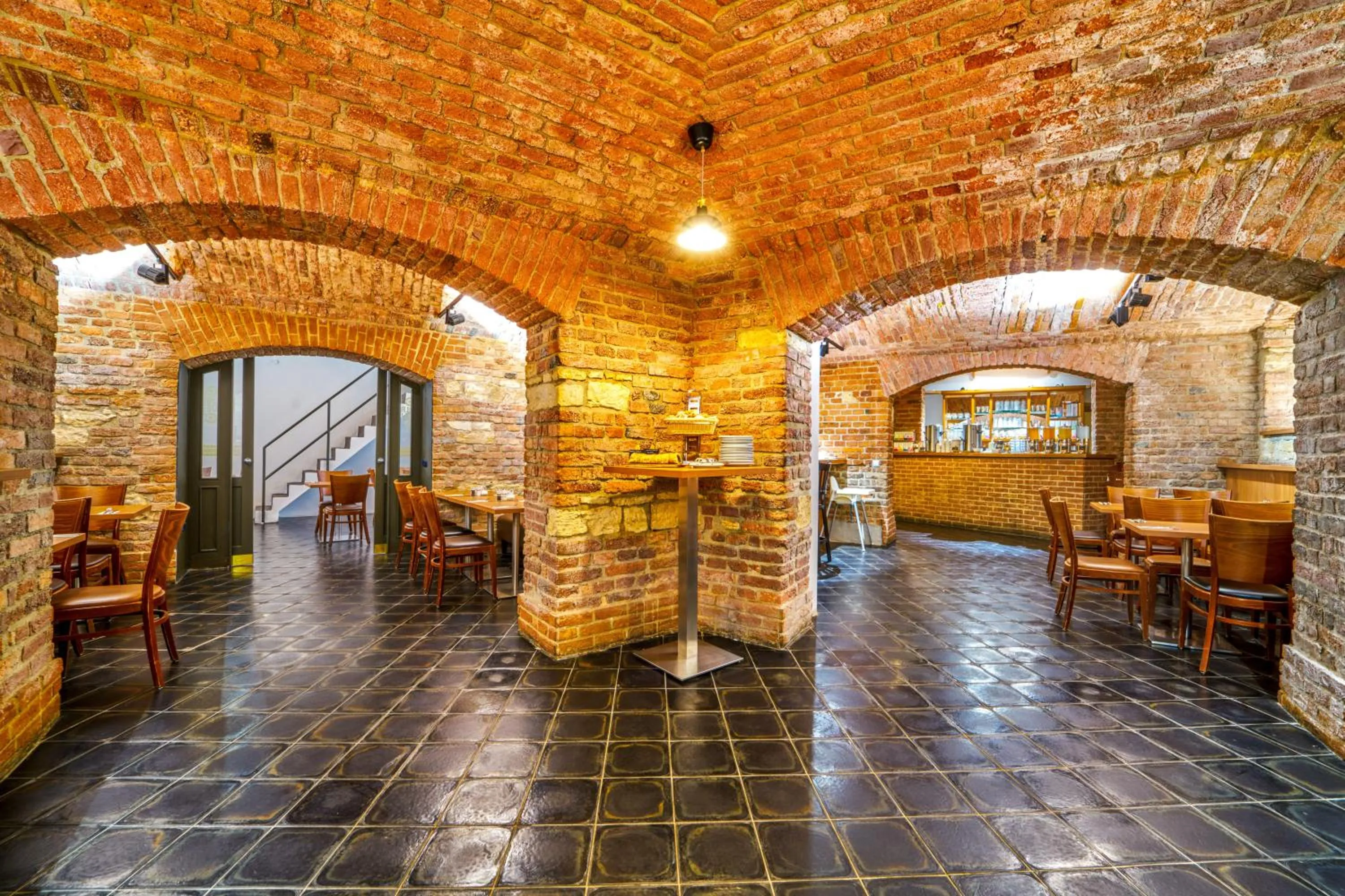 Restaurant/places to eat in EA Hotel Victoria