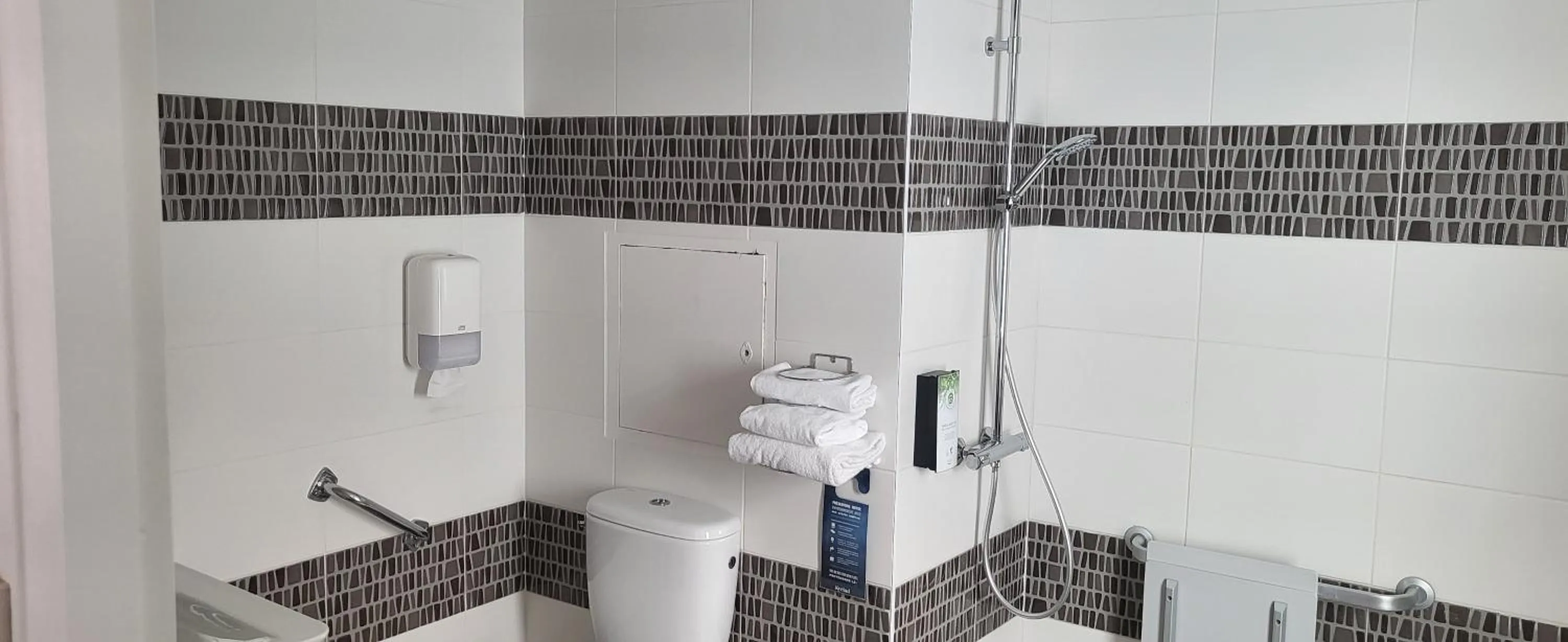 Shower in Kyriad Lille Est - Villeneuve d'Ascq