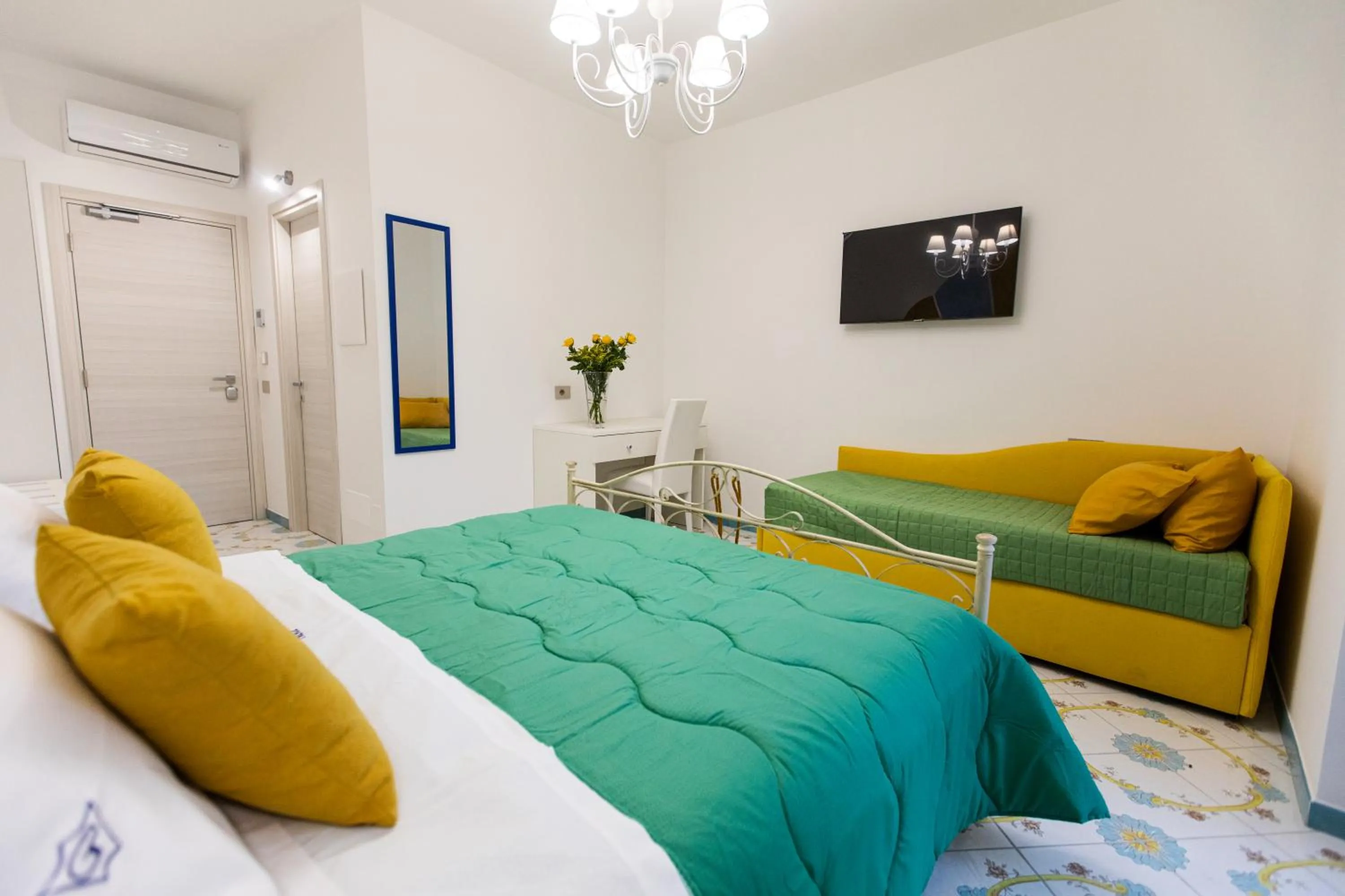 Photo of the whole room, Bed in Panariello Palace