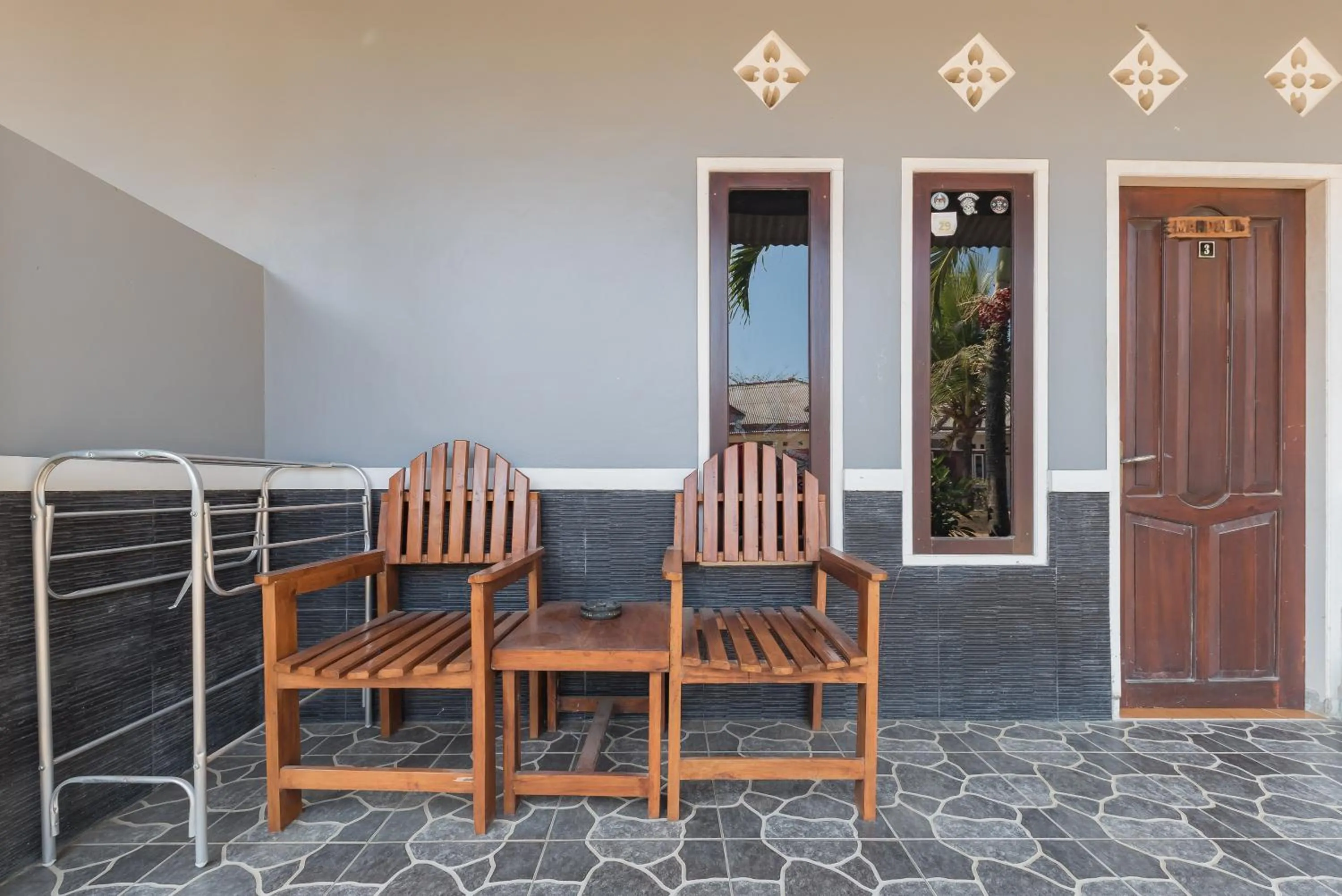 Seating area in RedDoorz near Pantai Ujung Genteng