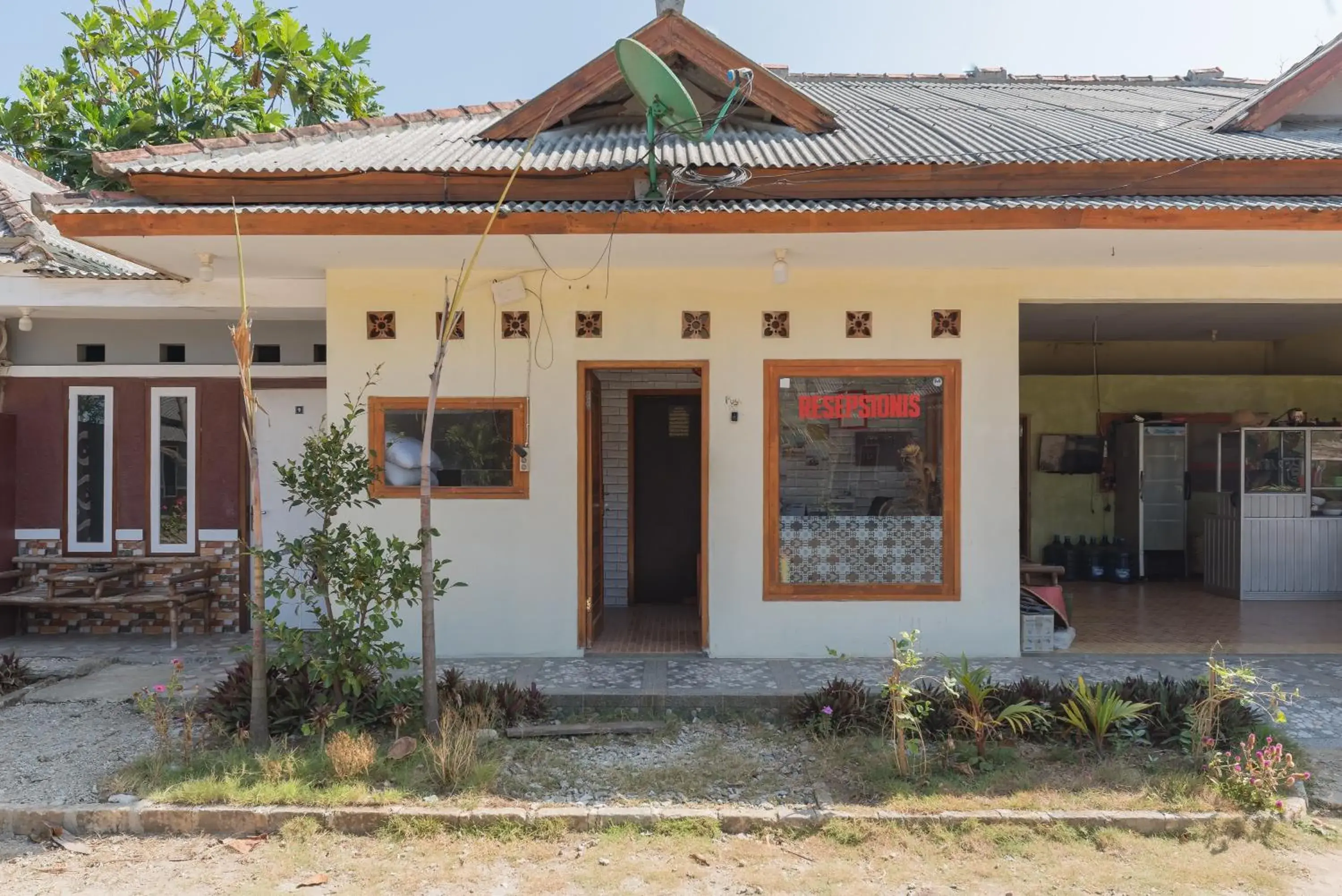 Facade/entrance in RedDoorz near Pantai Ujung Genteng Facade/entrance in RedDoorz near Pantai Ujung Genteng