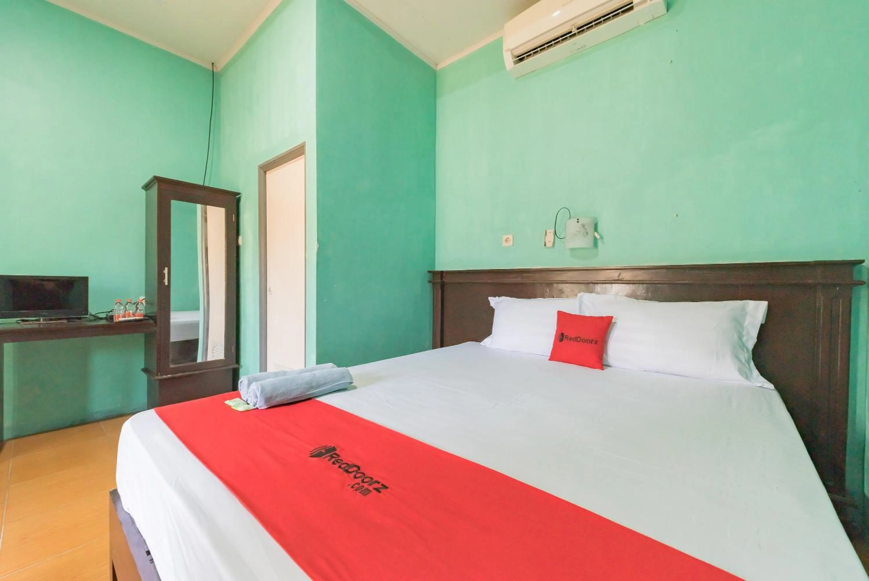 Bed in RedDoorz near Pantai Ujung Genteng
