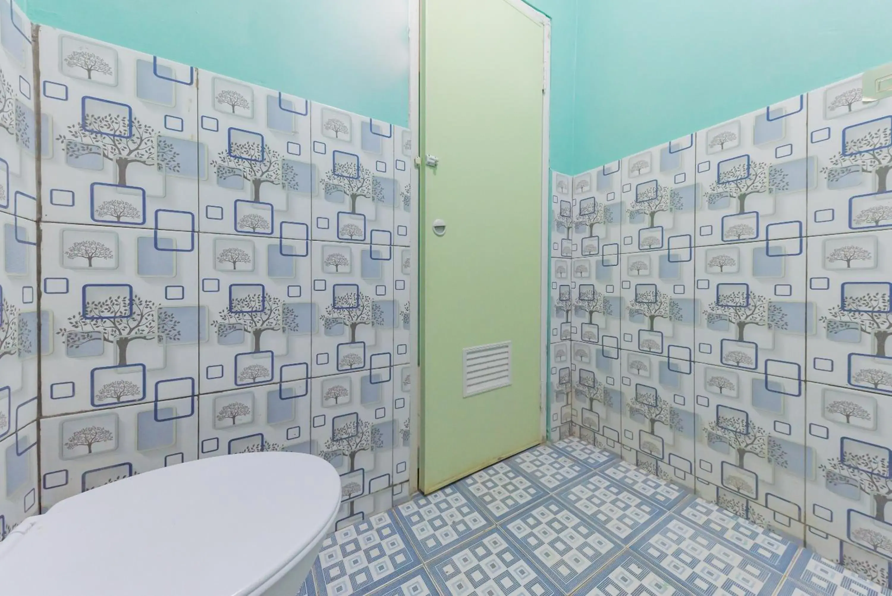 Bathroom in RedDoorz near Pantai Ujung Genteng Bathroom in RedDoorz near Pantai Ujung Genteng