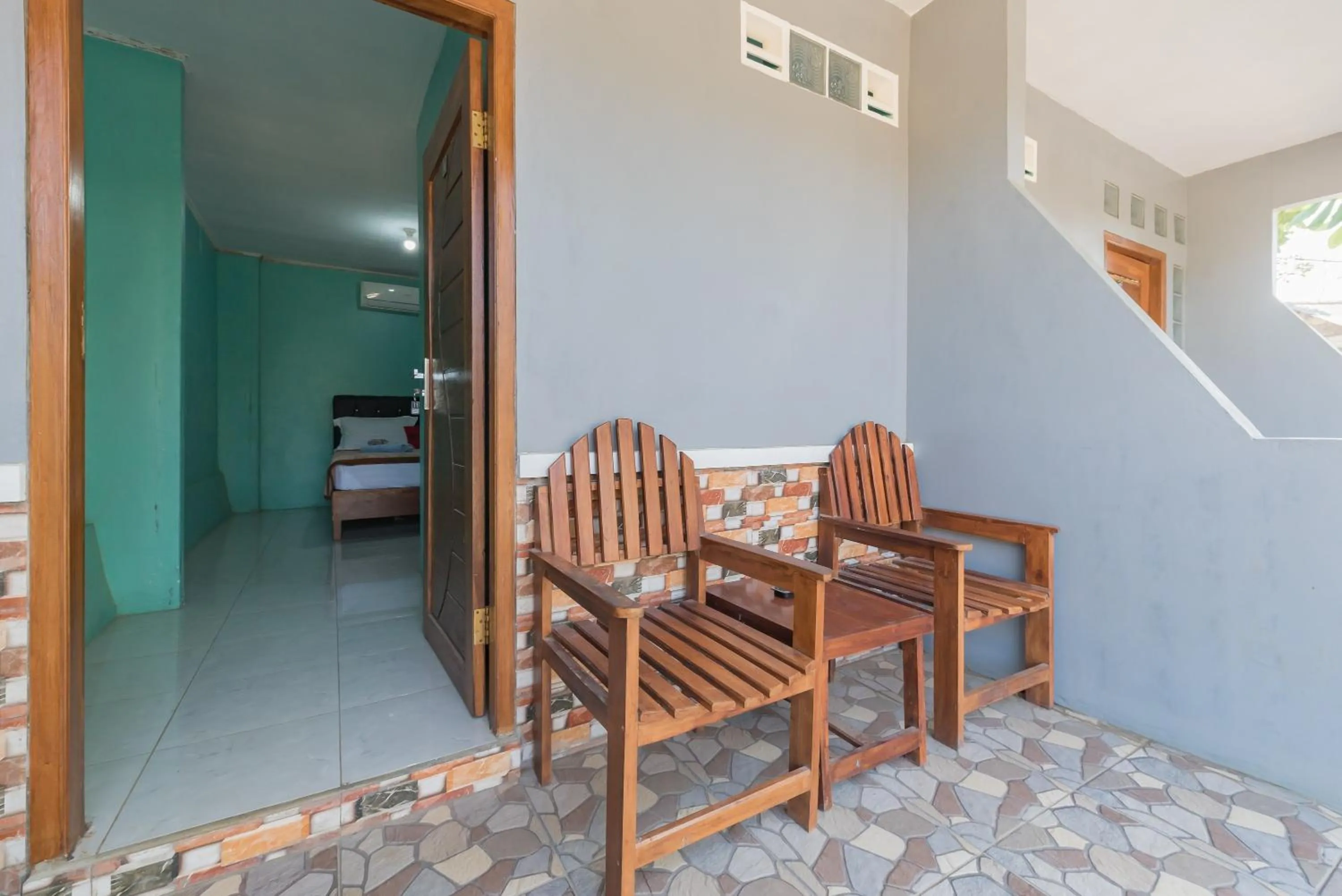 Seating area in RedDoorz near Pantai Ujung Genteng