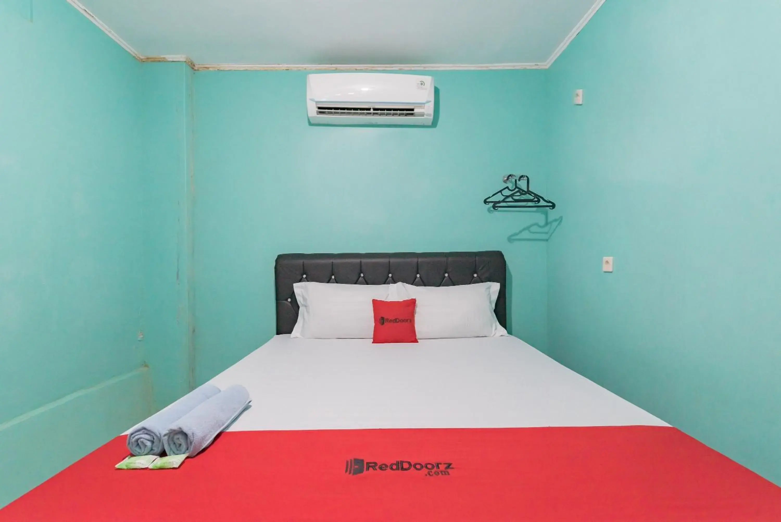 Bed in RedDoorz near Pantai Ujung Genteng Bed in RedDoorz near Pantai Ujung Genteng