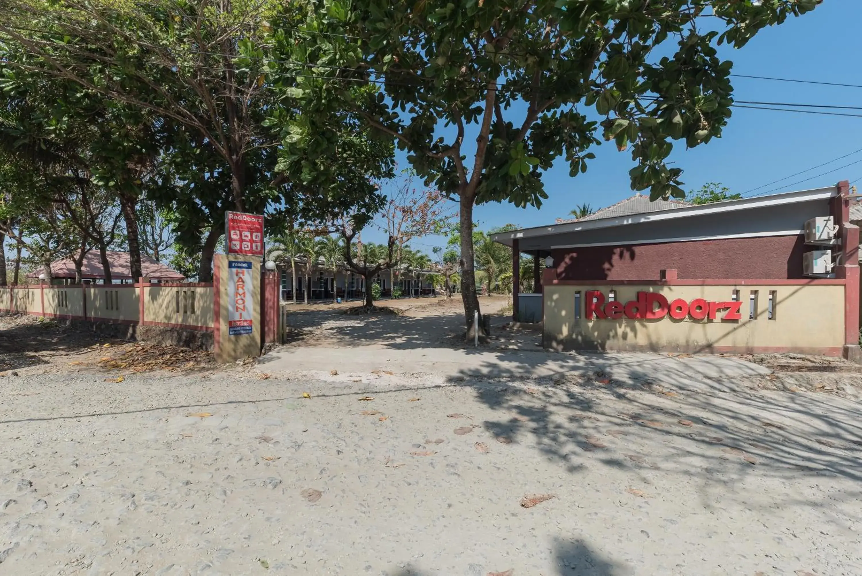 Property building in RedDoorz near Pantai Ujung Genteng Property building in RedDoorz near Pantai Ujung Genteng