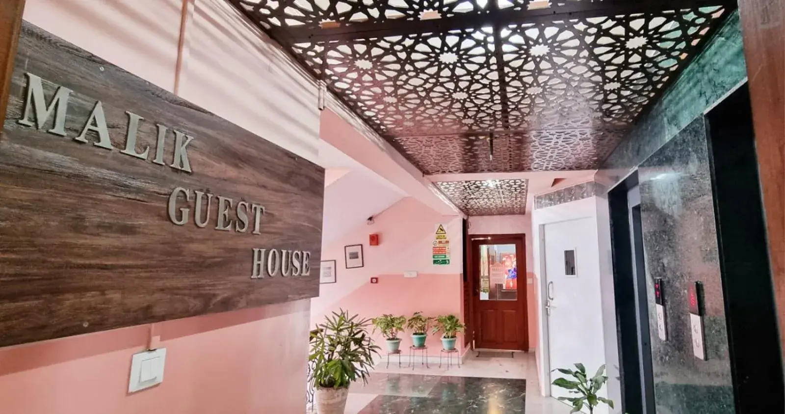 Facade/entrance in Malik Guest House Facade/entrance in Malik Guest House