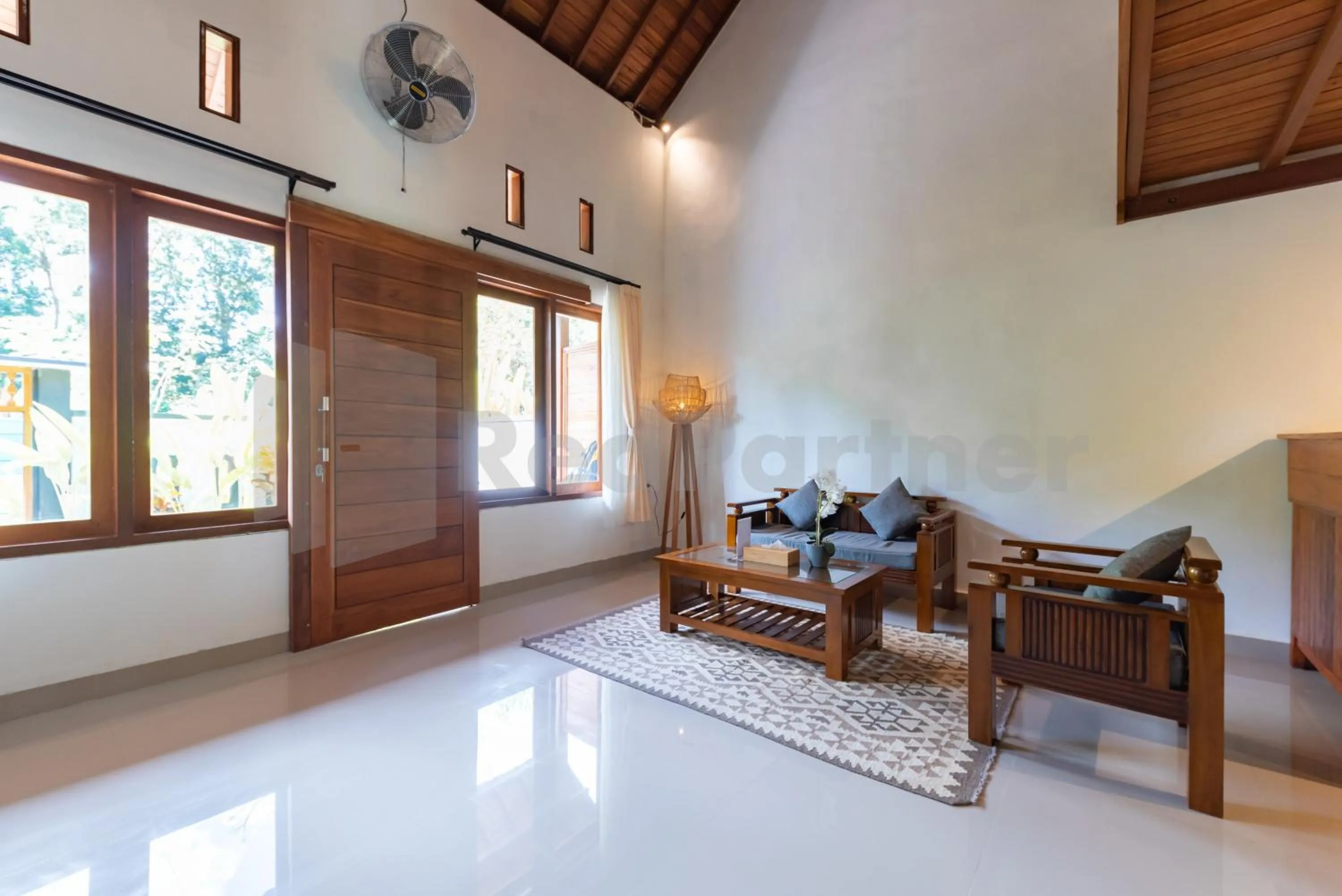 Seating area in Brisk Homestay Uluwatu RedPartner