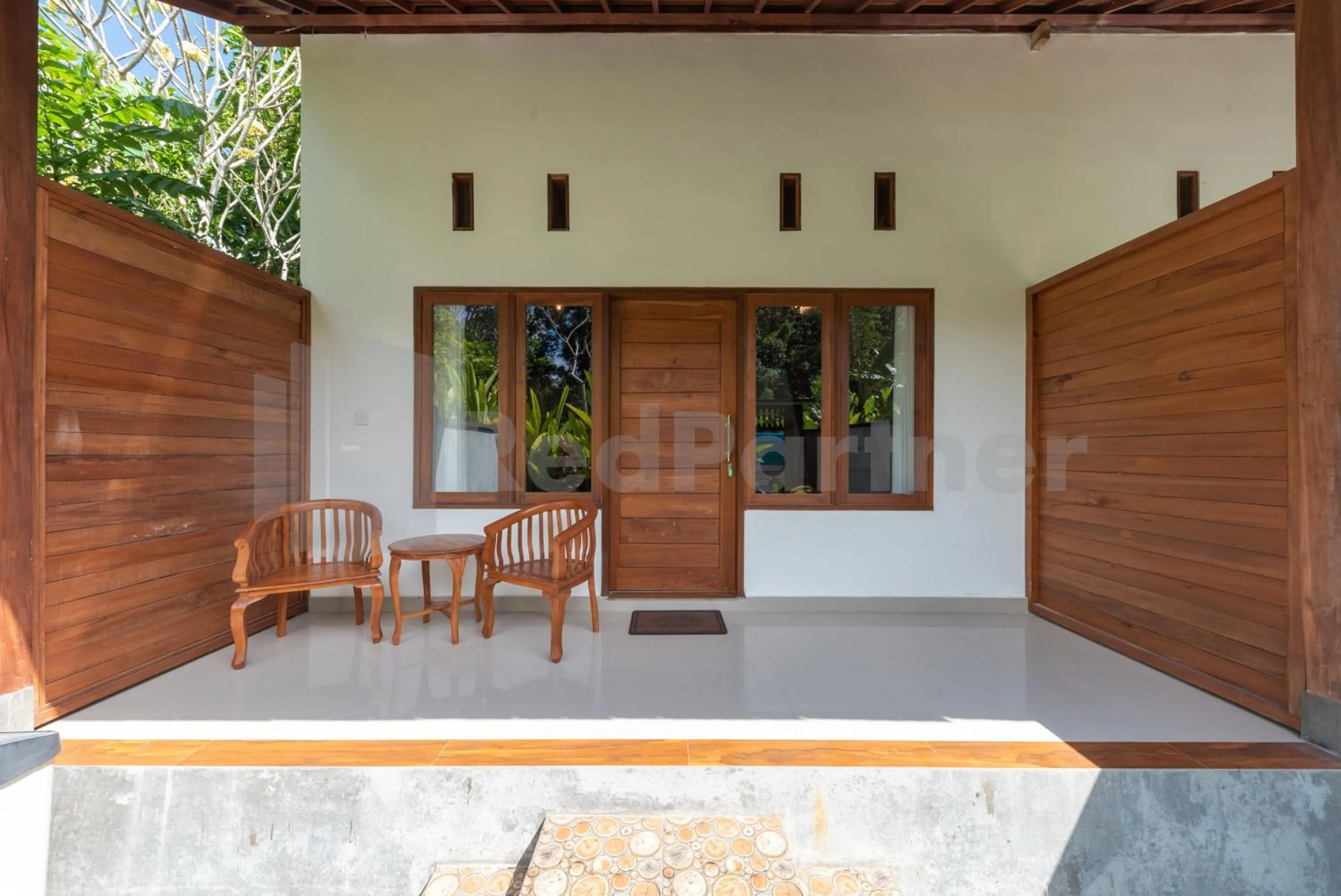 Seating area in Brisk Homestay Uluwatu RedPartner