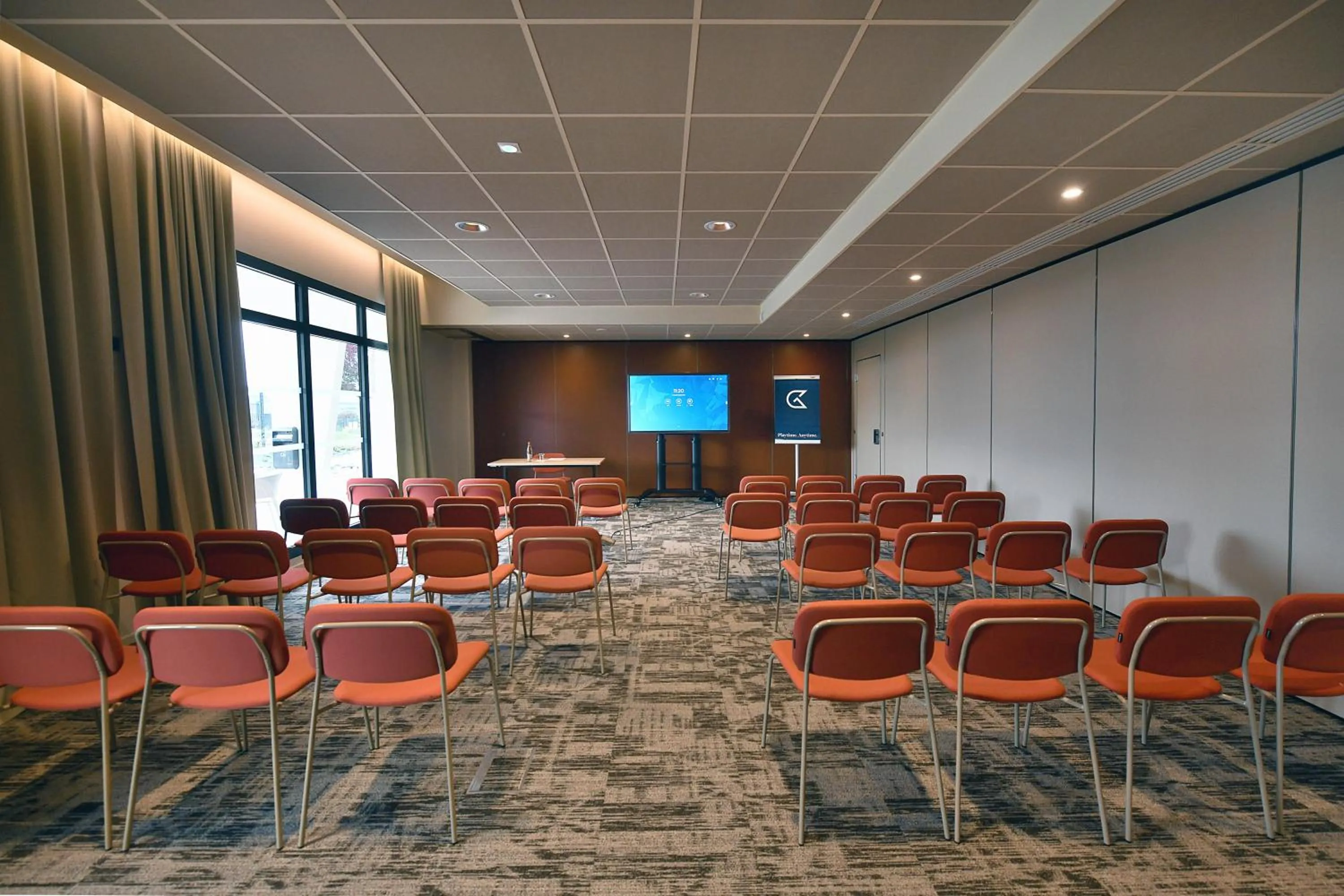 Meeting/conference room in Golden Tulip Reims Bezannes