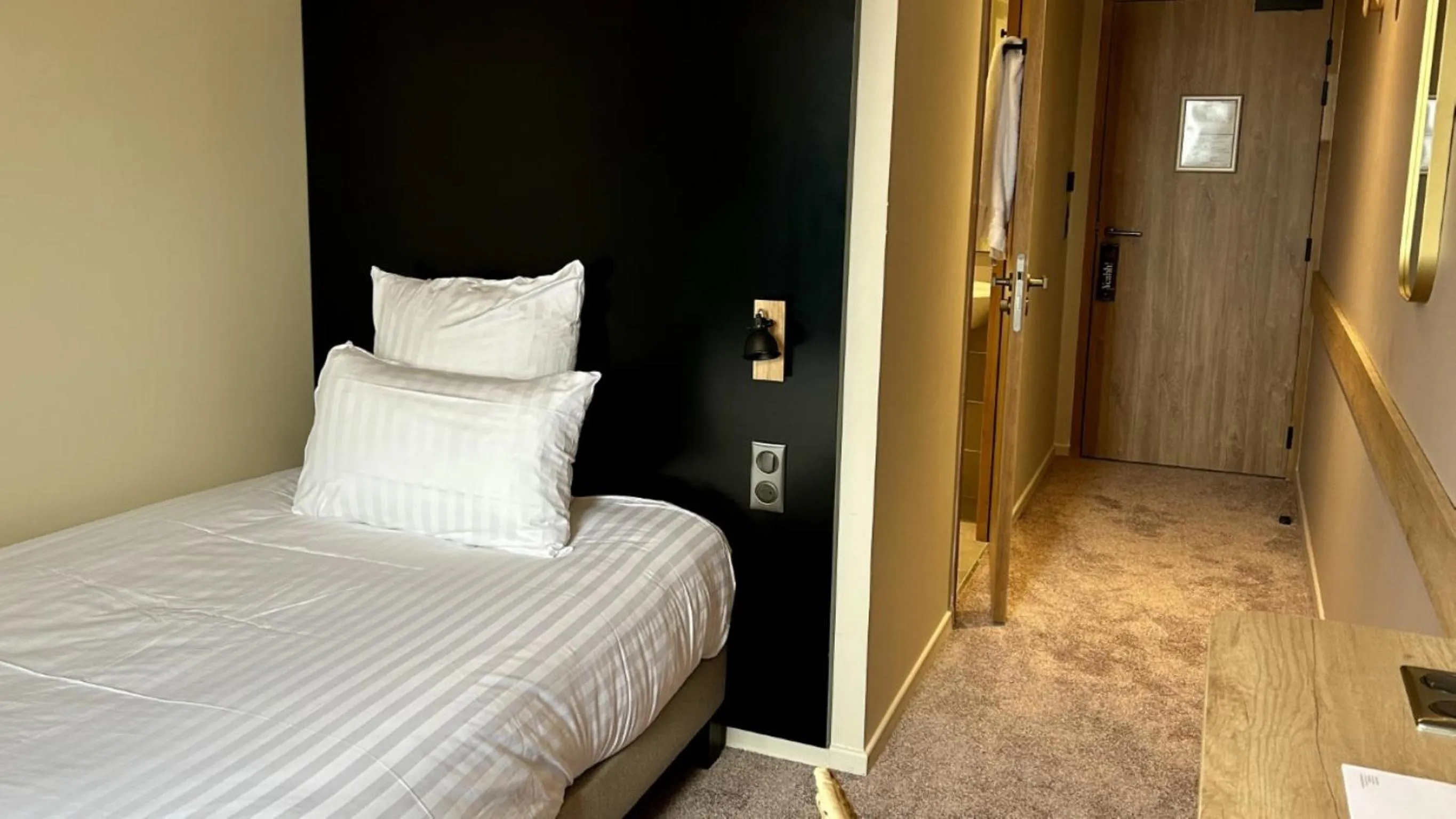 Bed in Golden Tulip Reims Bezannes