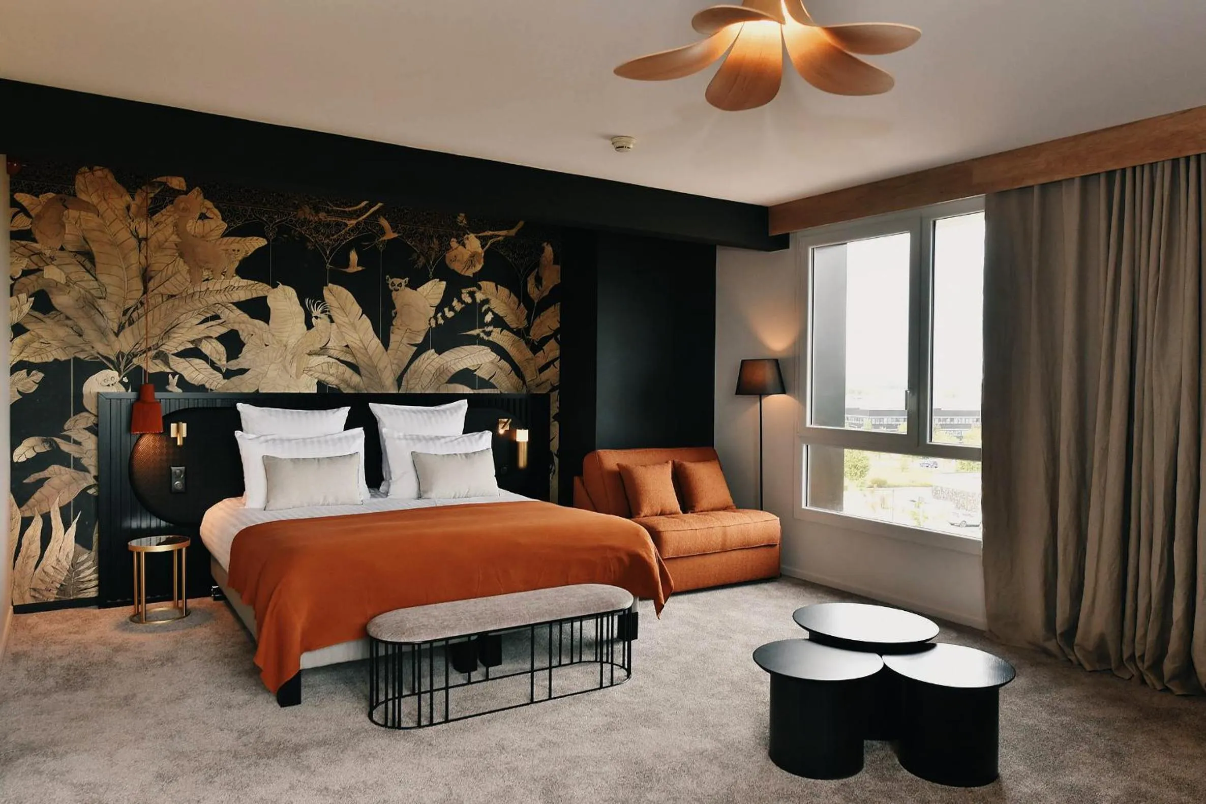 Photo of the whole room, Bed in Golden Tulip Reims Bezannes