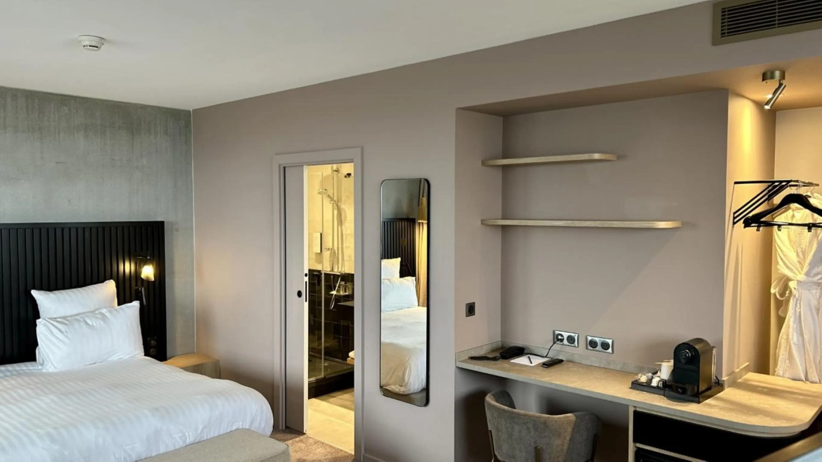 Bed in Golden Tulip Reims Bezannes