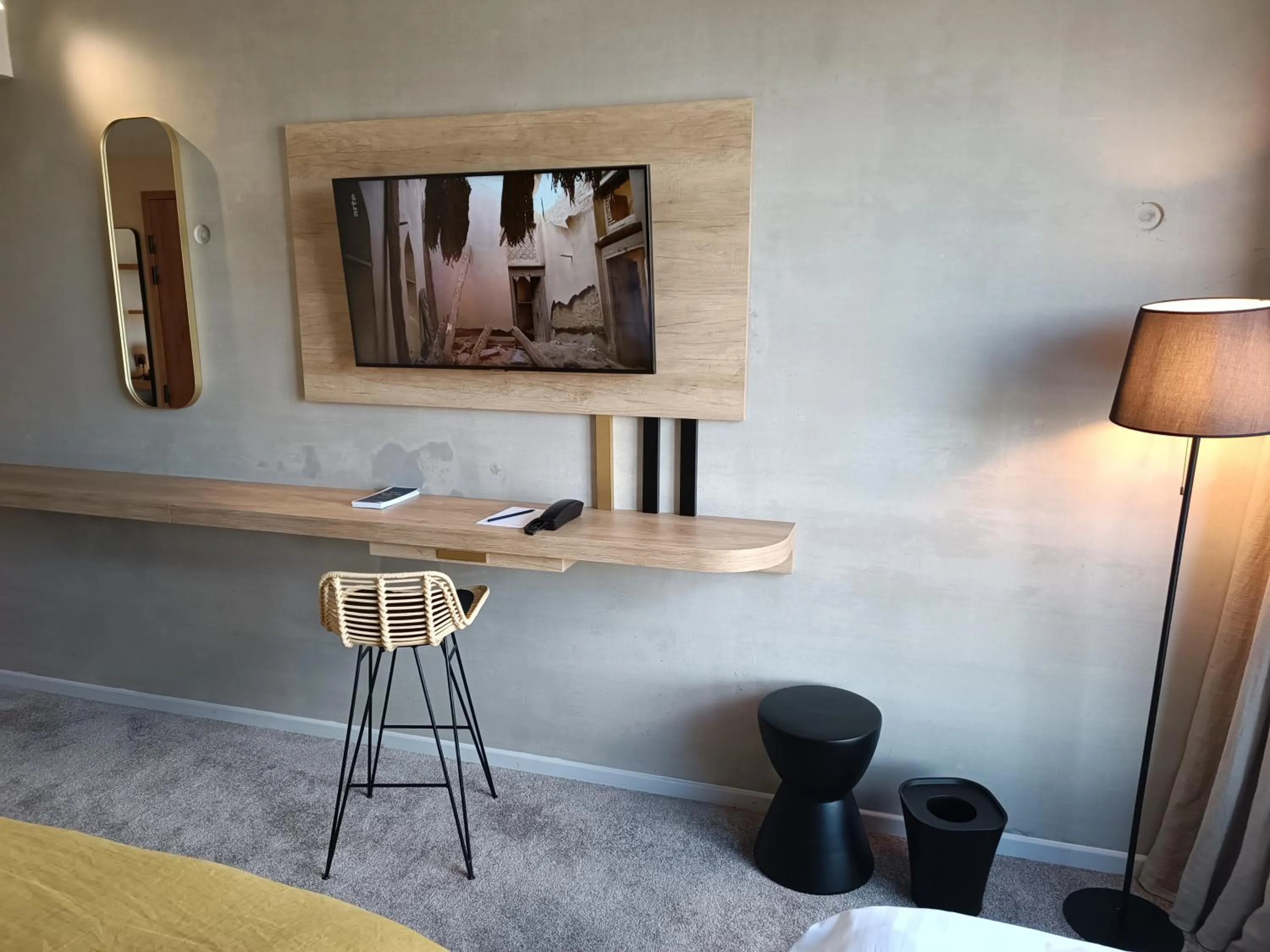 TV and multimedia in Golden Tulip Reims Bezannes