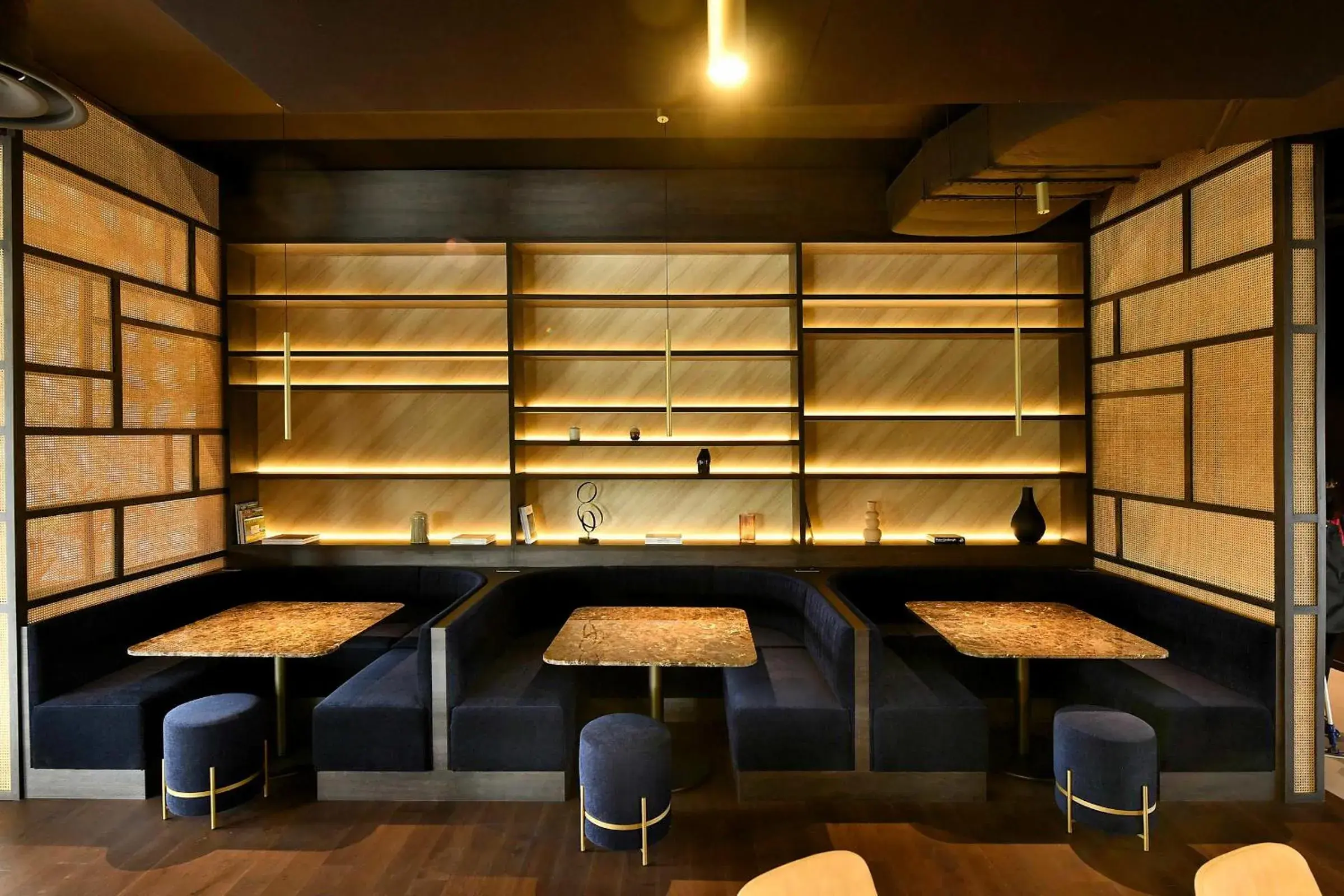 Lounge or bar in Golden Tulip Reims Bezannes Lounge or bar in Golden Tulip Reims Bezannes