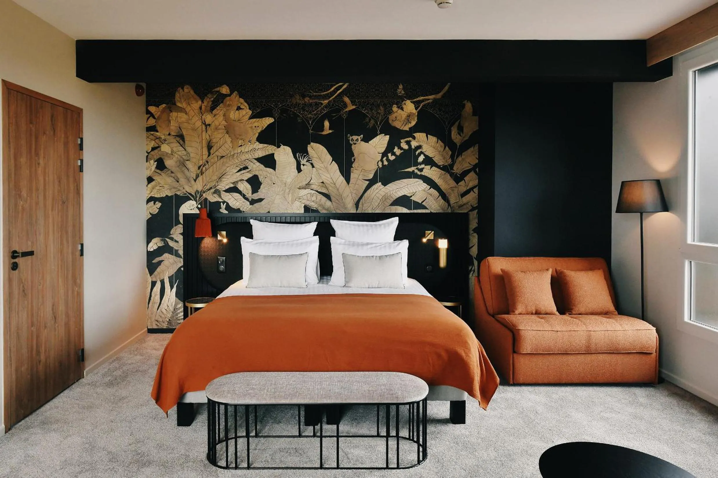 Photo of the whole room, Bed in Golden Tulip Reims Bezannes