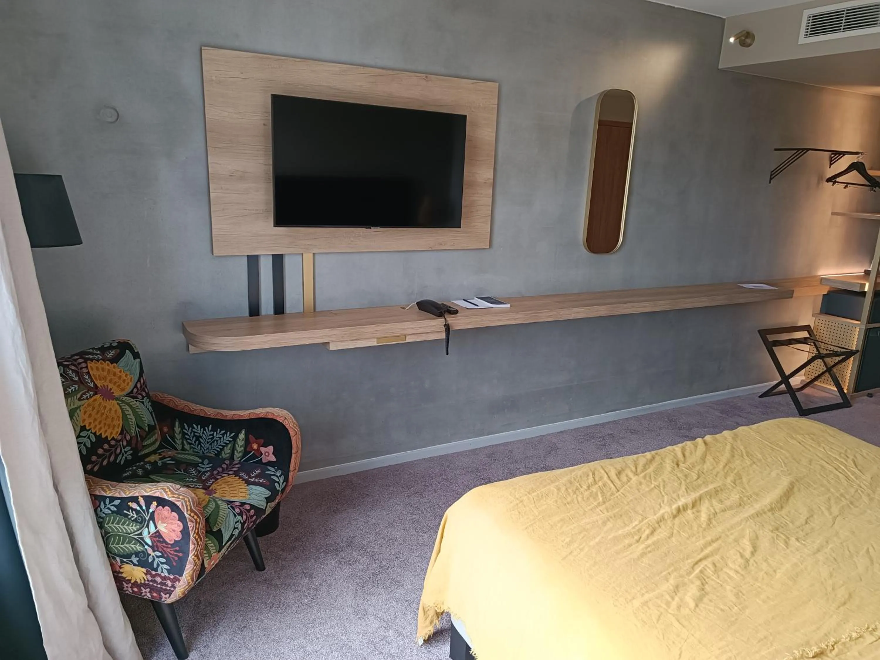 TV and multimedia, Bed in Golden Tulip Reims Bezannes