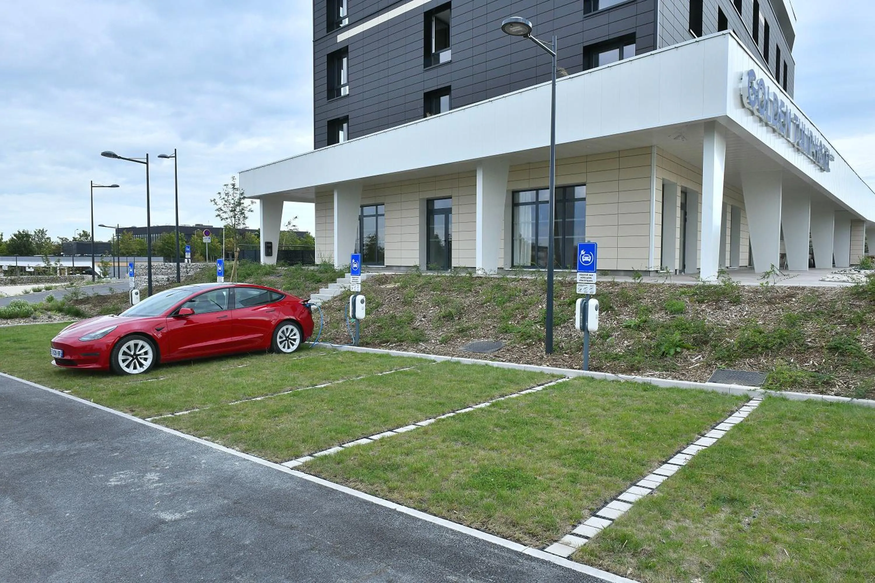 Parking in Golden Tulip Reims Bezannes