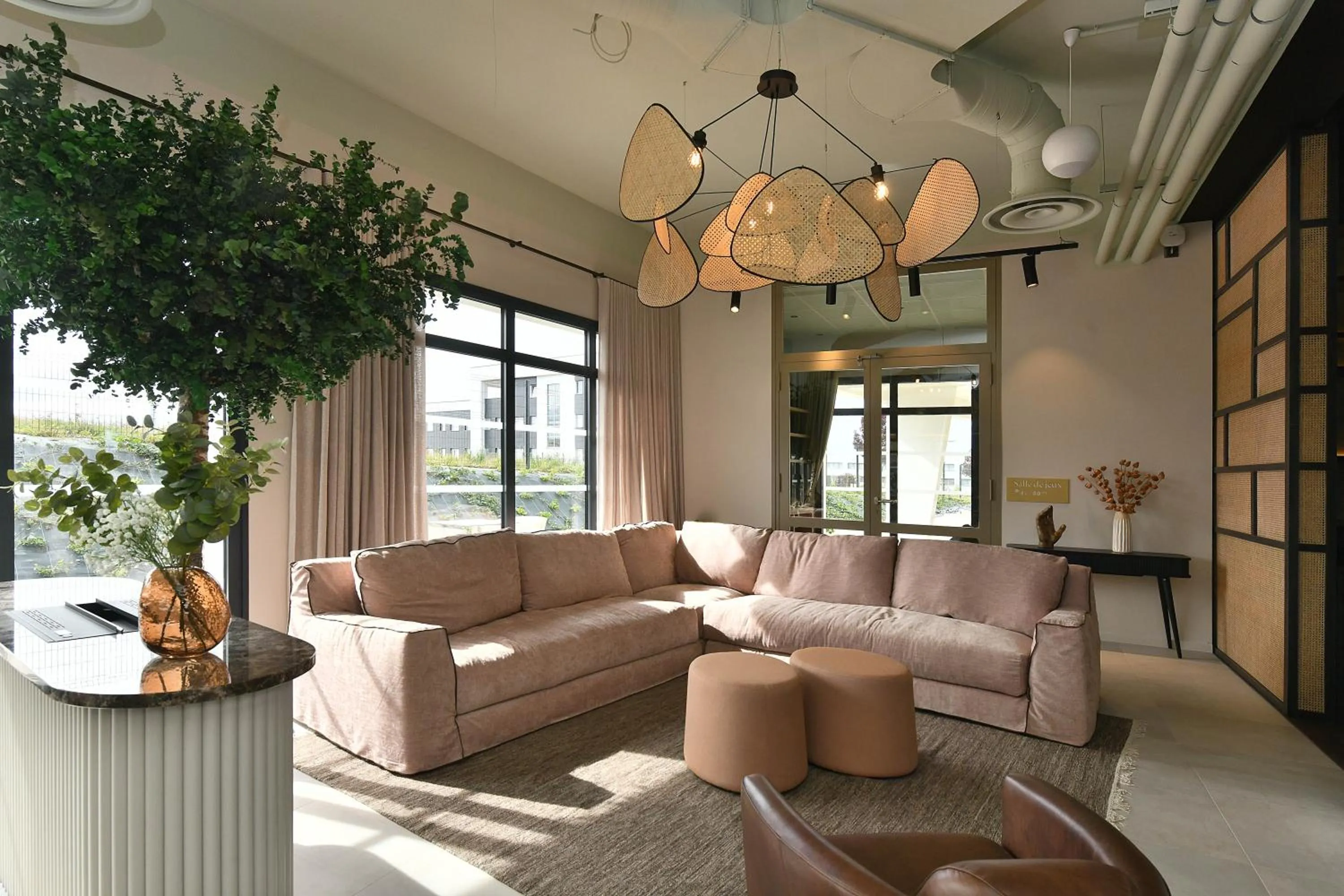 Lobby or reception in Golden Tulip Reims Bezannes