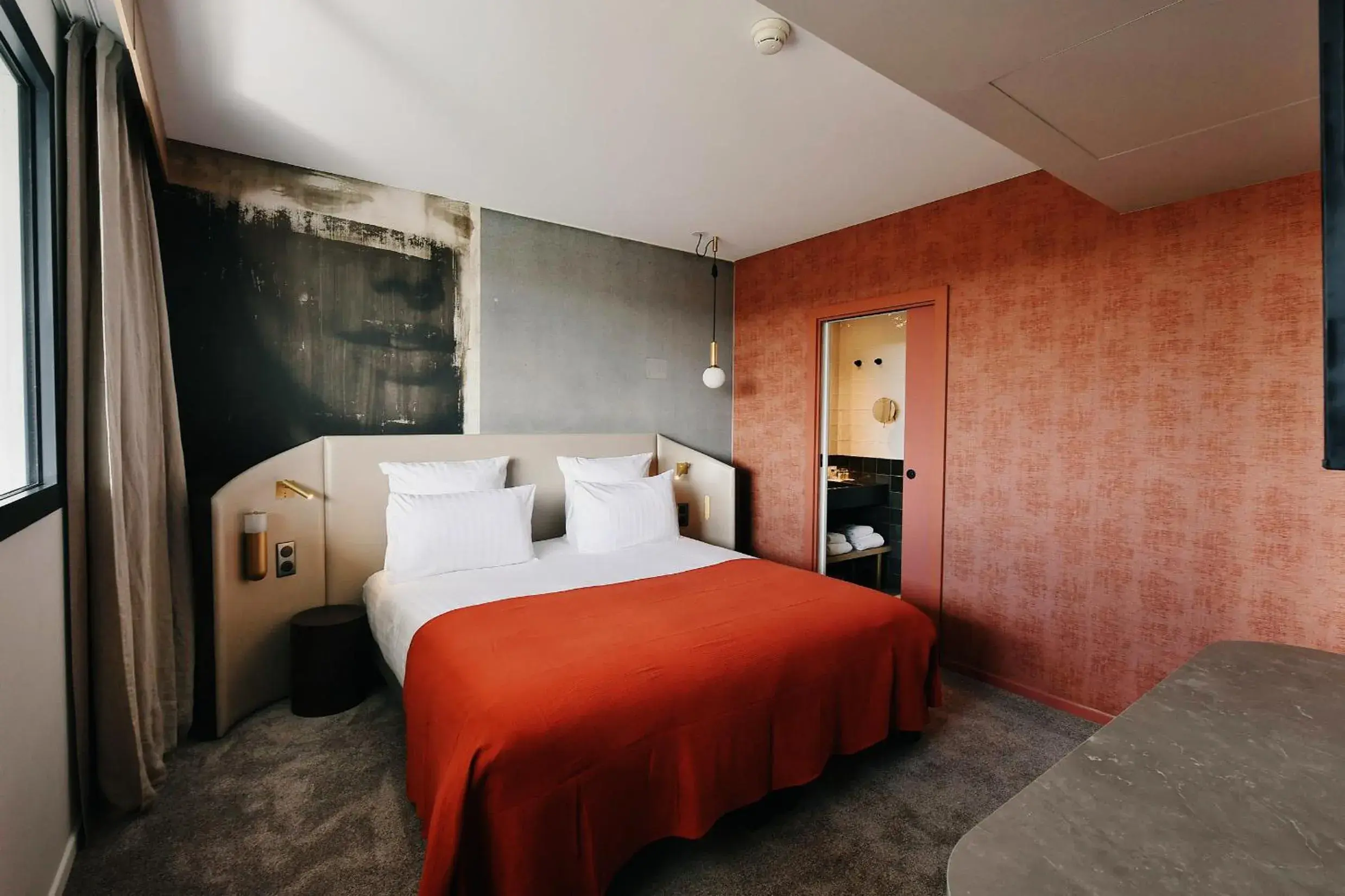 Photo of the whole room, Bed in Golden Tulip Reims Bezannes Photo of the whole room, Bed in Golden Tulip Reims Bezannes