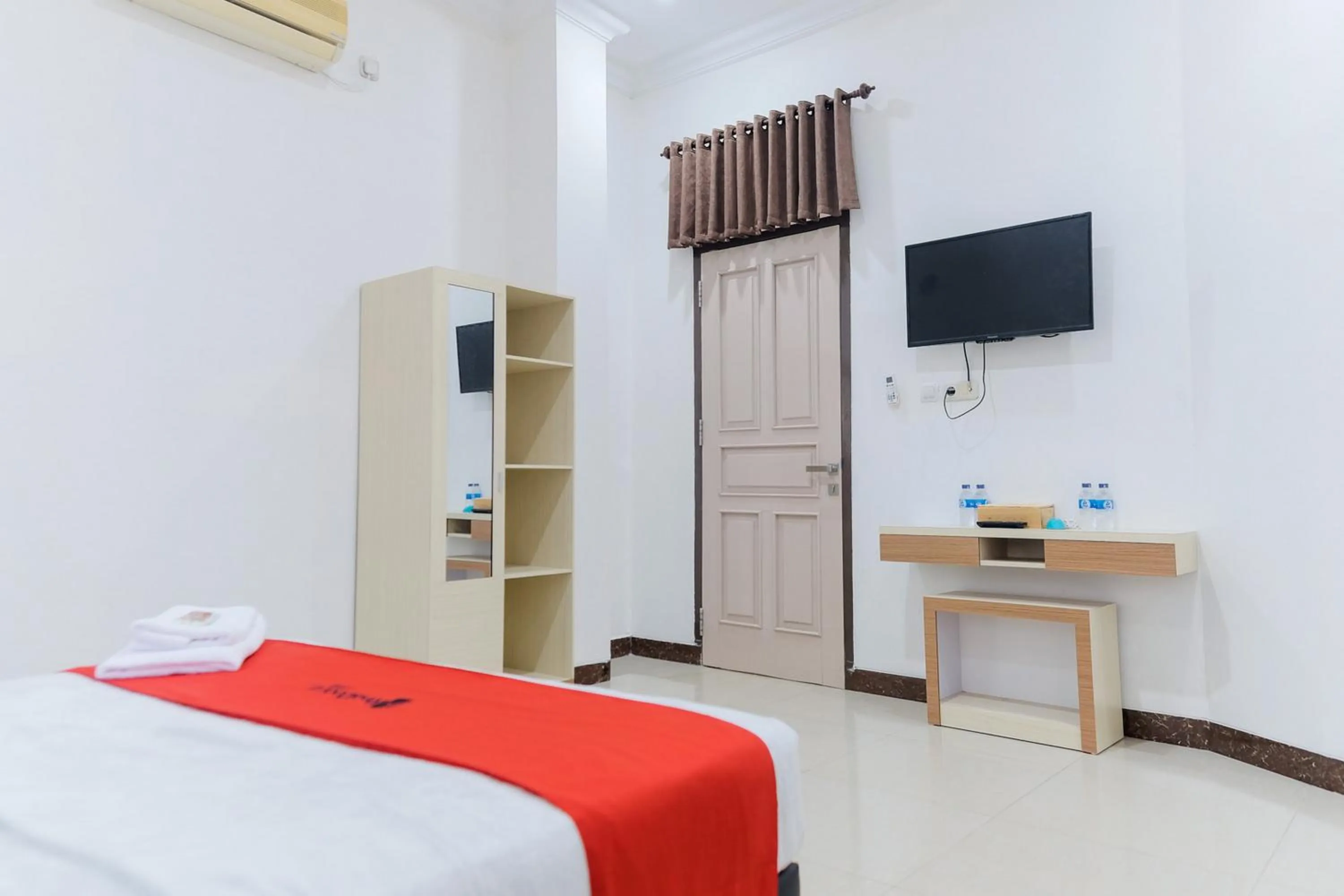 Bedroom, Bed in RedDoorz Syariah @ Jalan Ir Haji Juanda Jambi