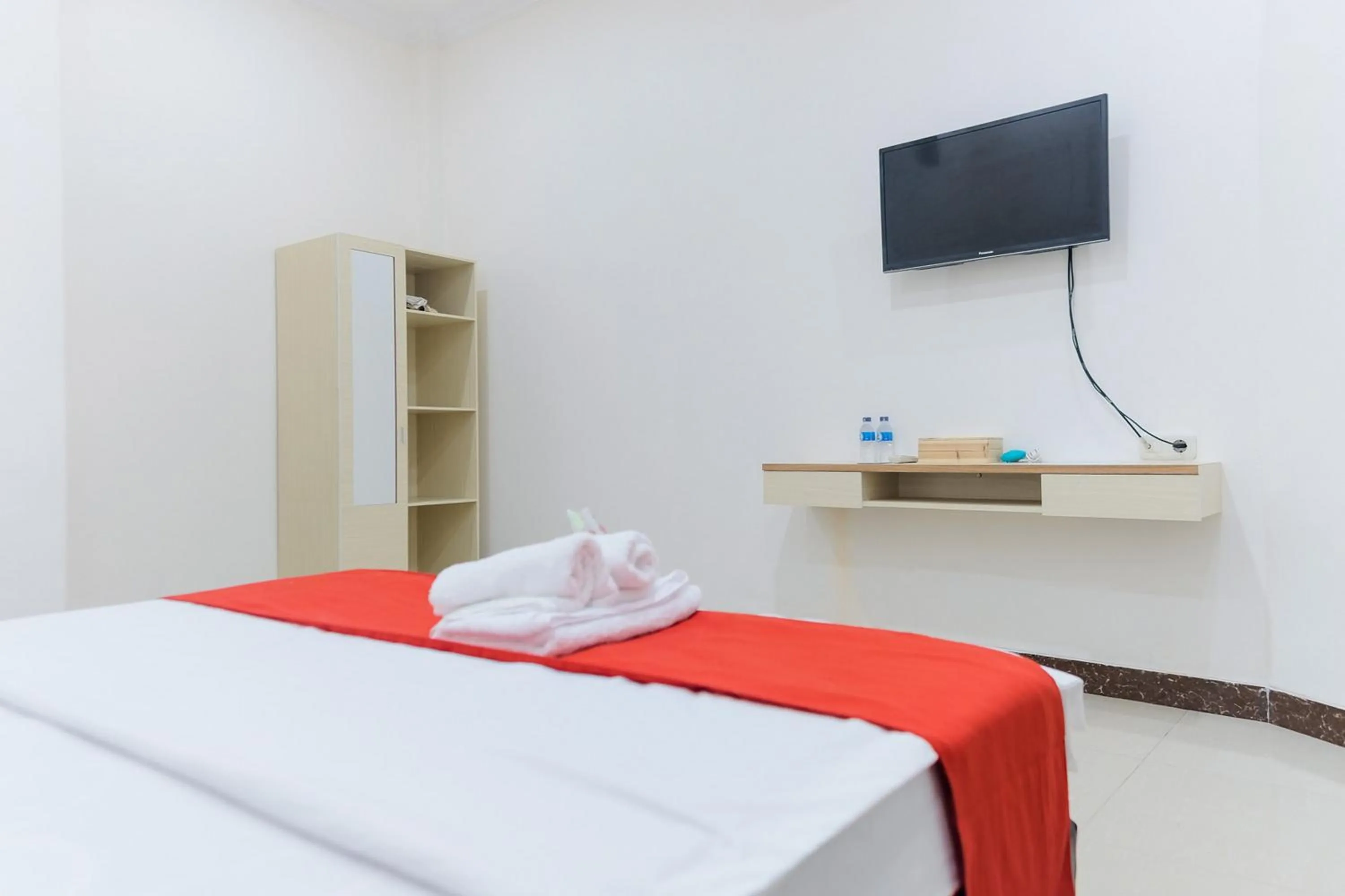 Bedroom, Bed in RedDoorz Syariah @ Jalan Ir Haji Juanda Jambi