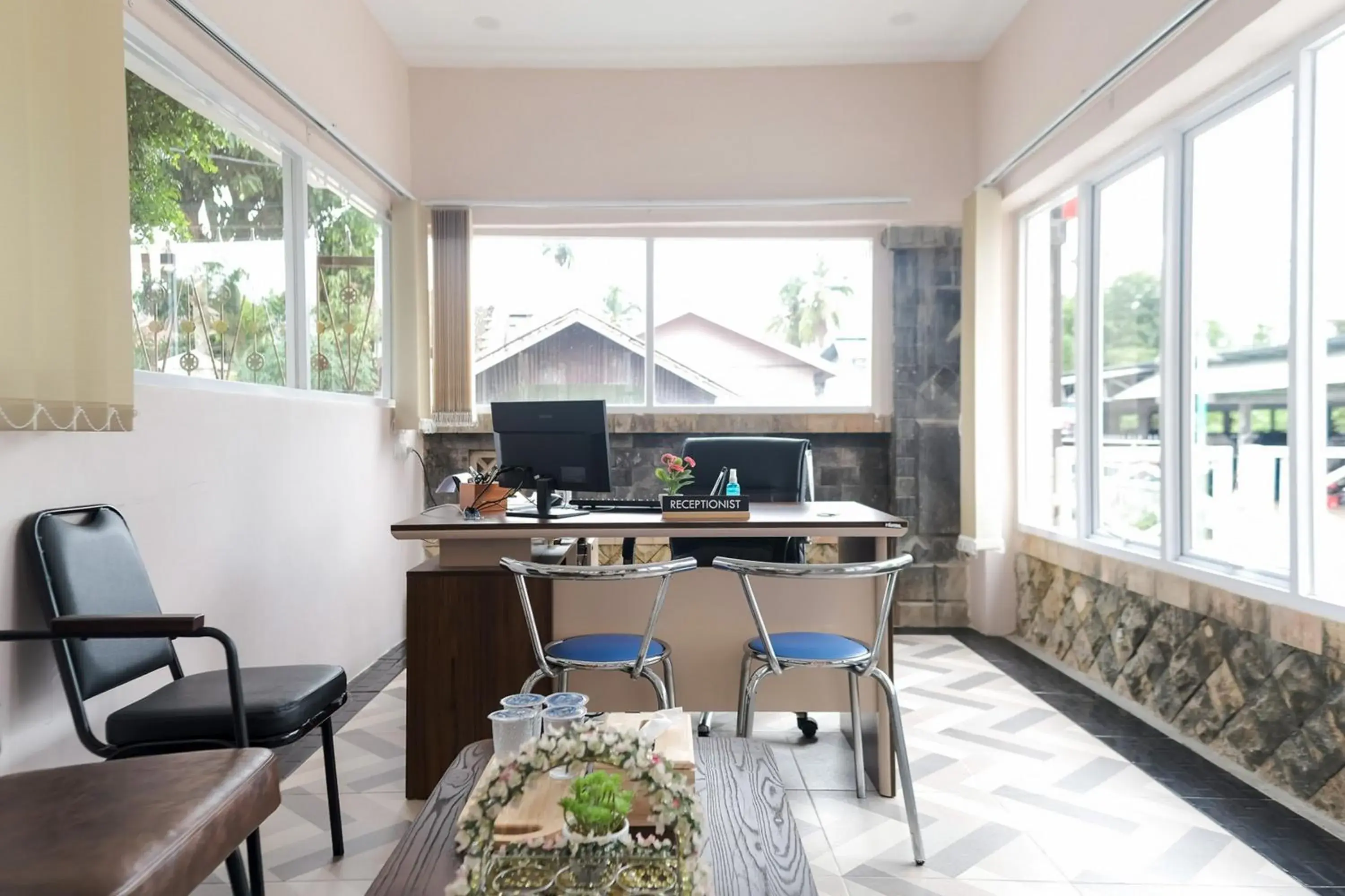 Lobby or reception in RedDoorz Syariah @ Jalan Ir Haji Juanda Jambi Lobby or reception in RedDoorz Syariah @ Jalan Ir Haji Juanda Jambi