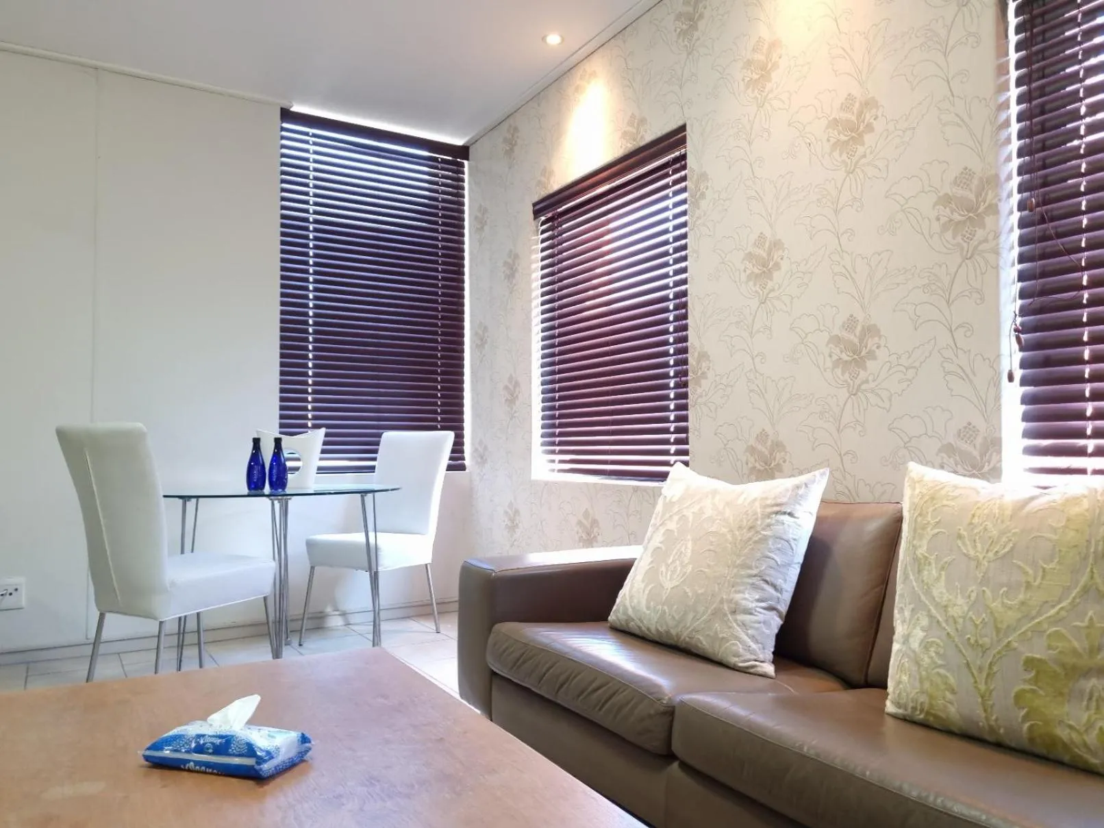 Dining area in Manhattan by Smart City Stays
