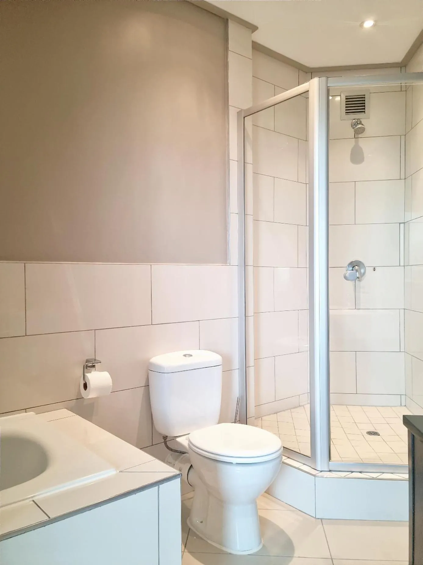 Bathroom in Manhattan by Smart City Stays