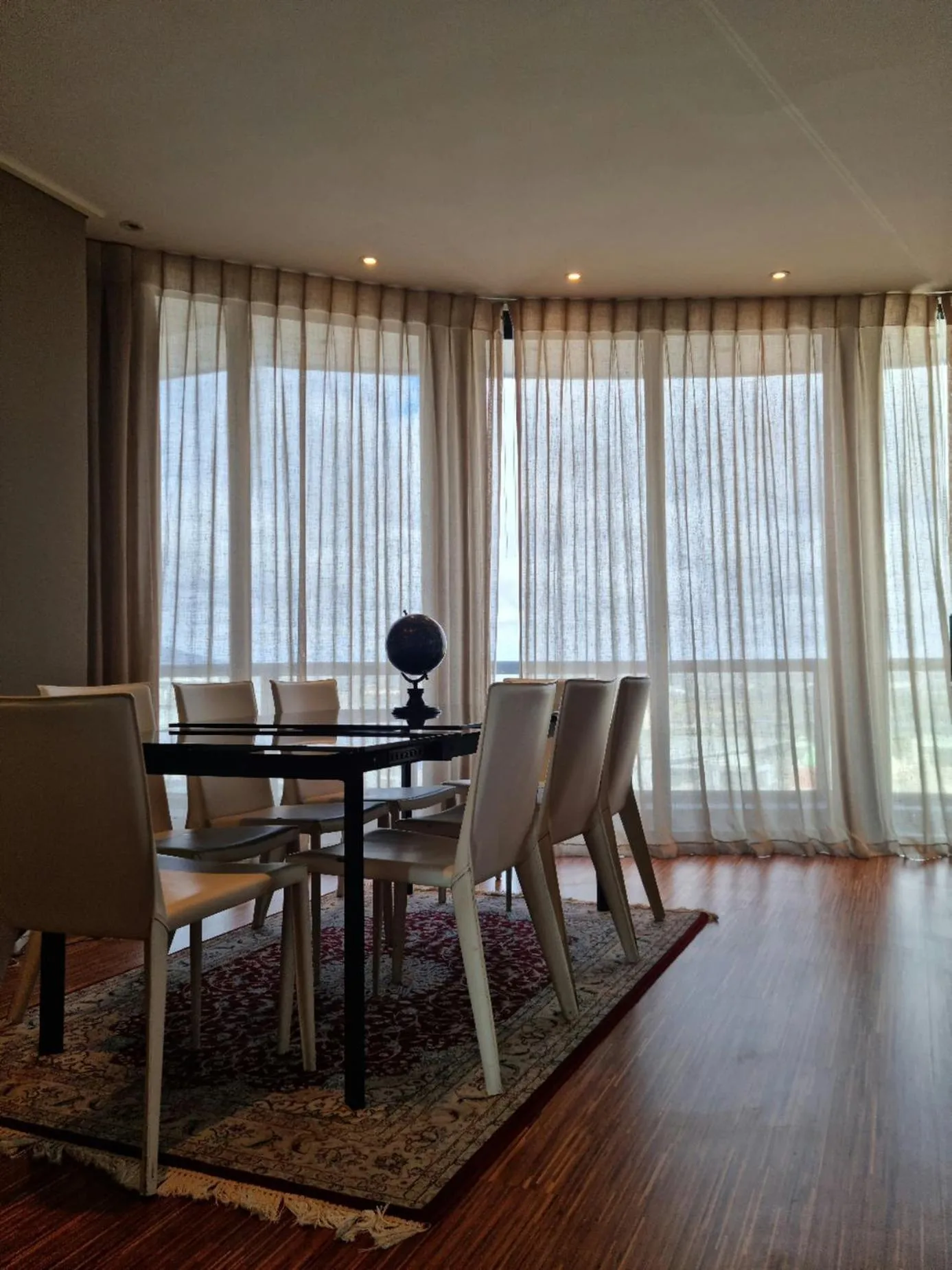 Dining area in Manhattan by Smart City Stays