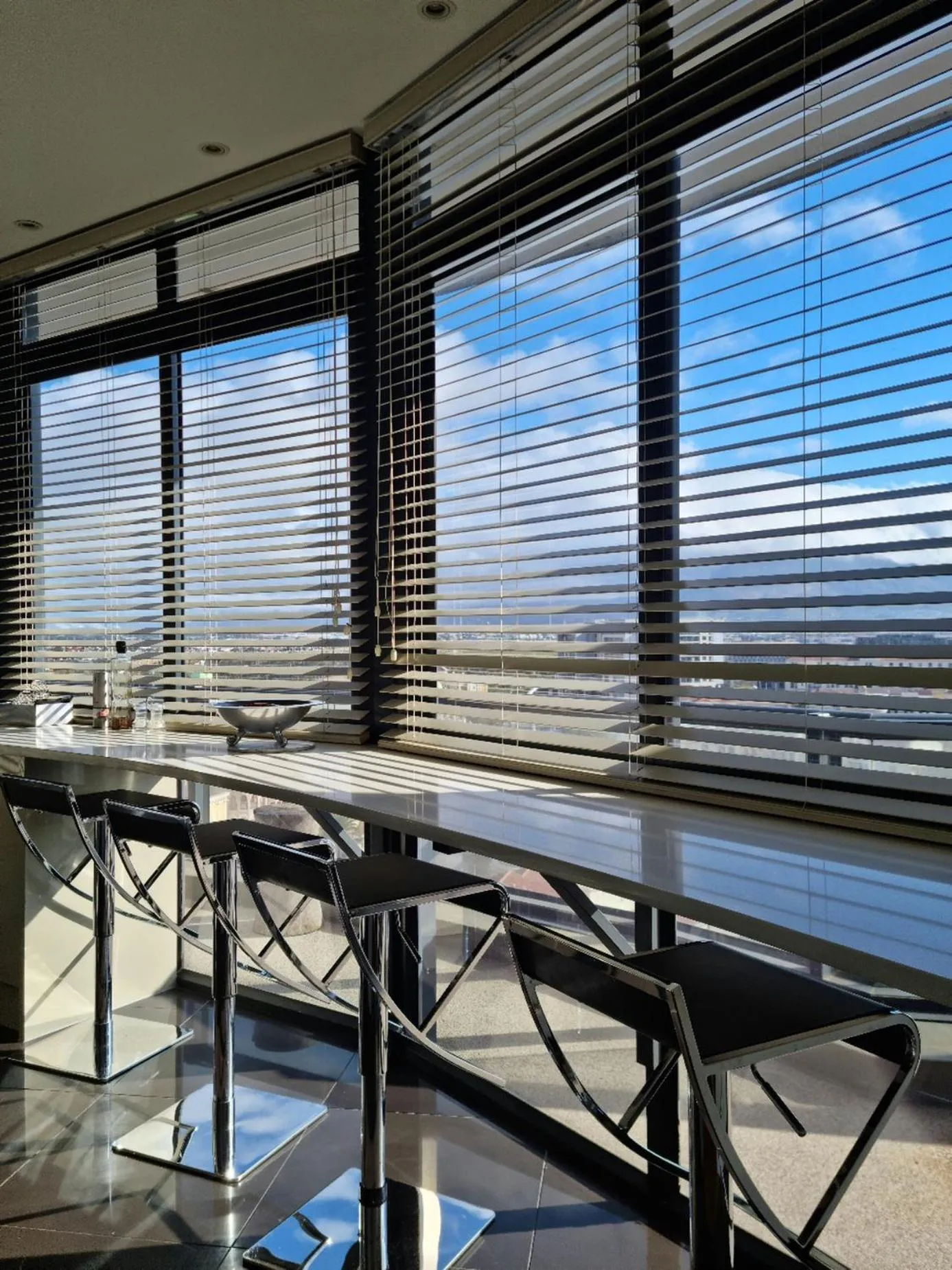 Dining area in Manhattan by Smart City Stays
