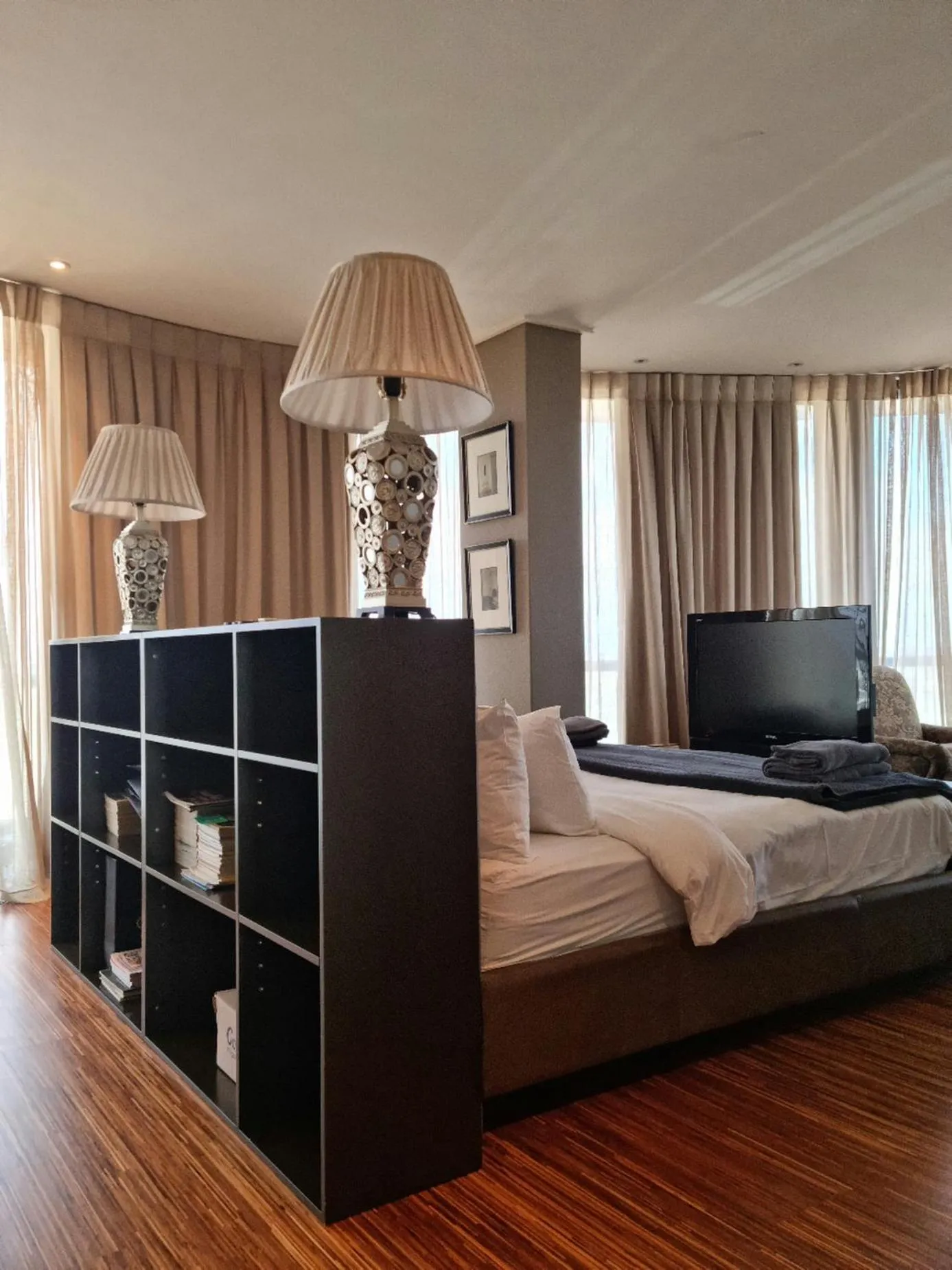 Communal lounge/ TV room, Bed in Manhattan by Smart City Stays