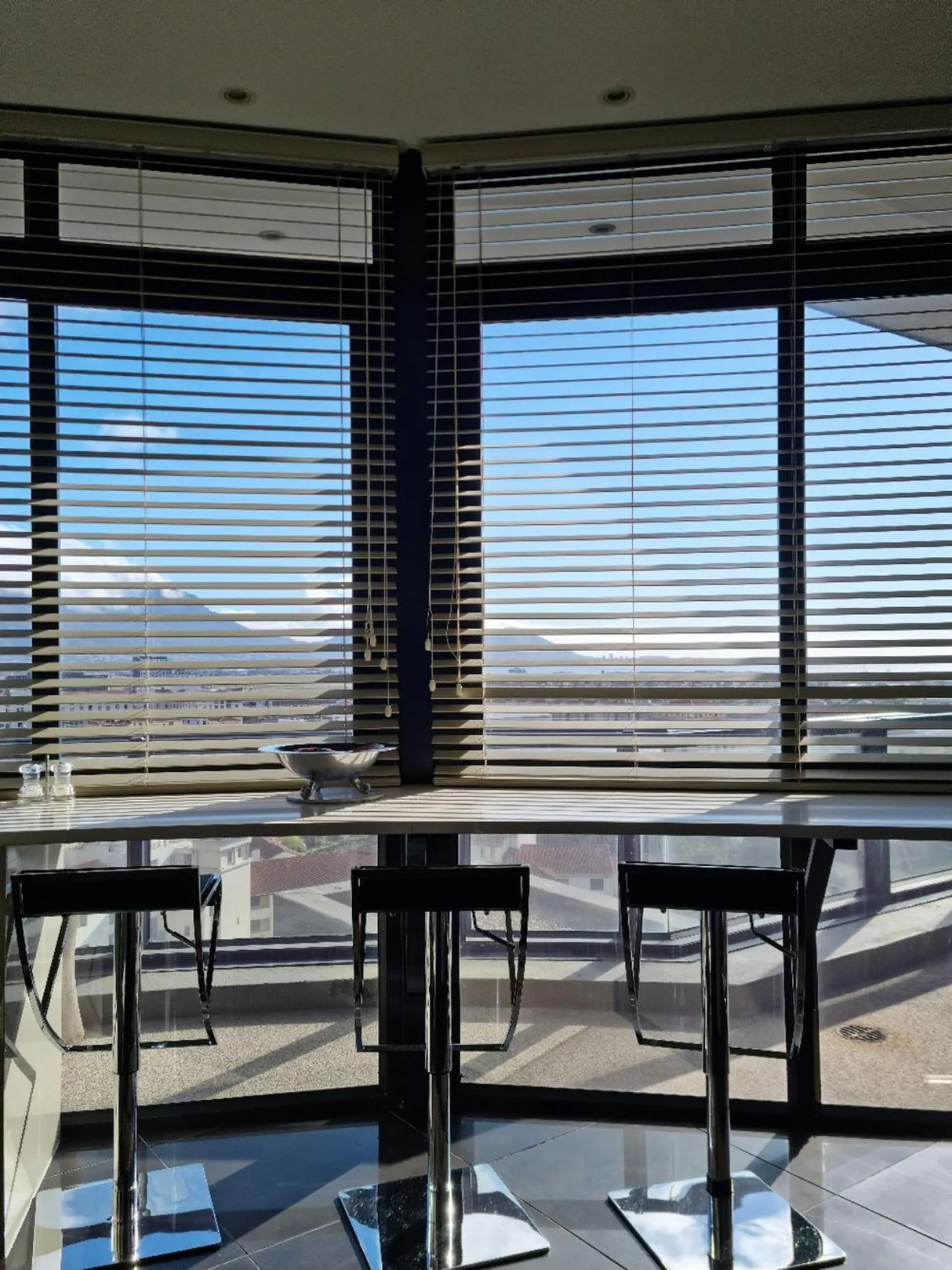 Dining area in Manhattan by Smart City Stays