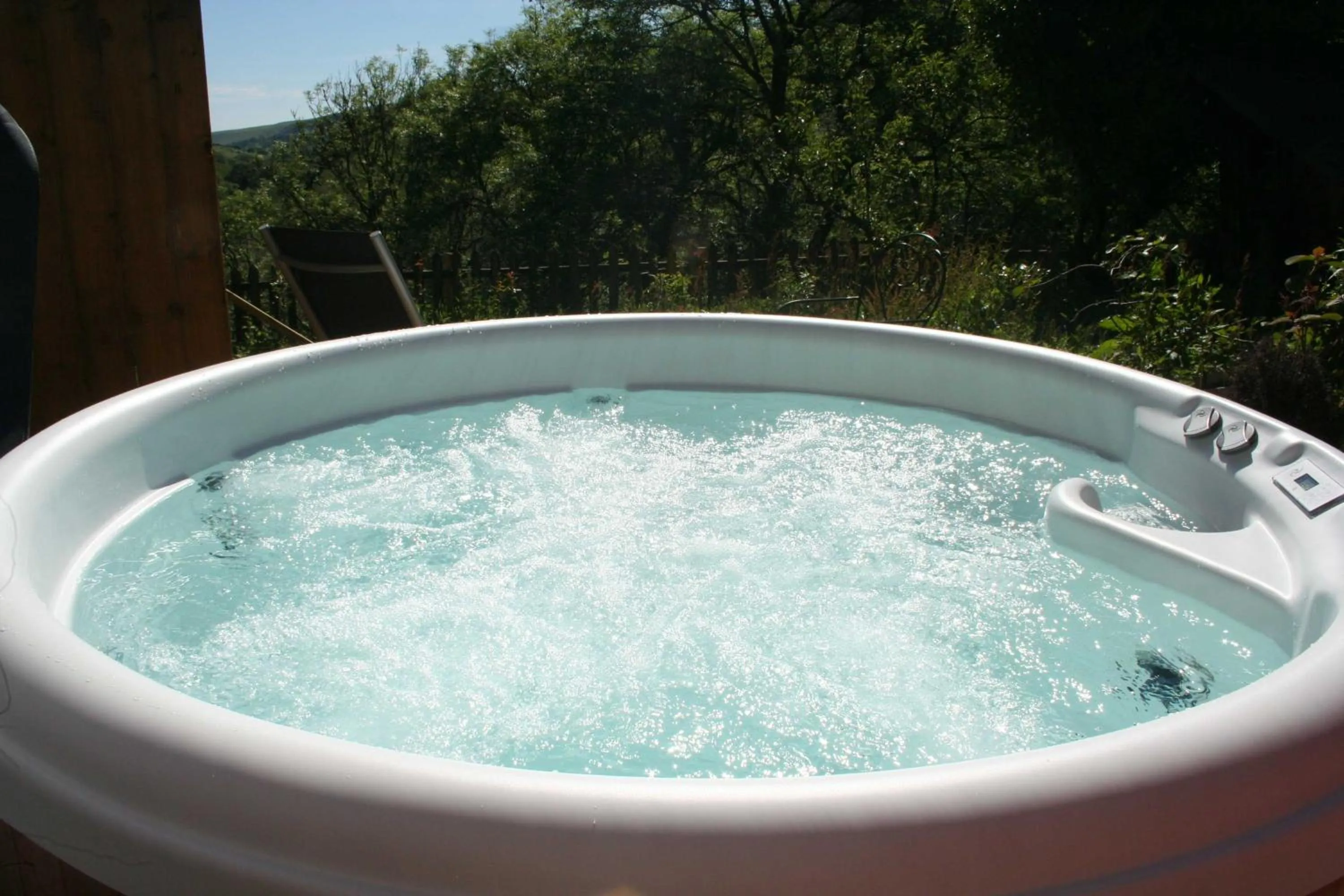 Hot Tub in The Nook - Farm Park Stay with Hot Tub & Dome