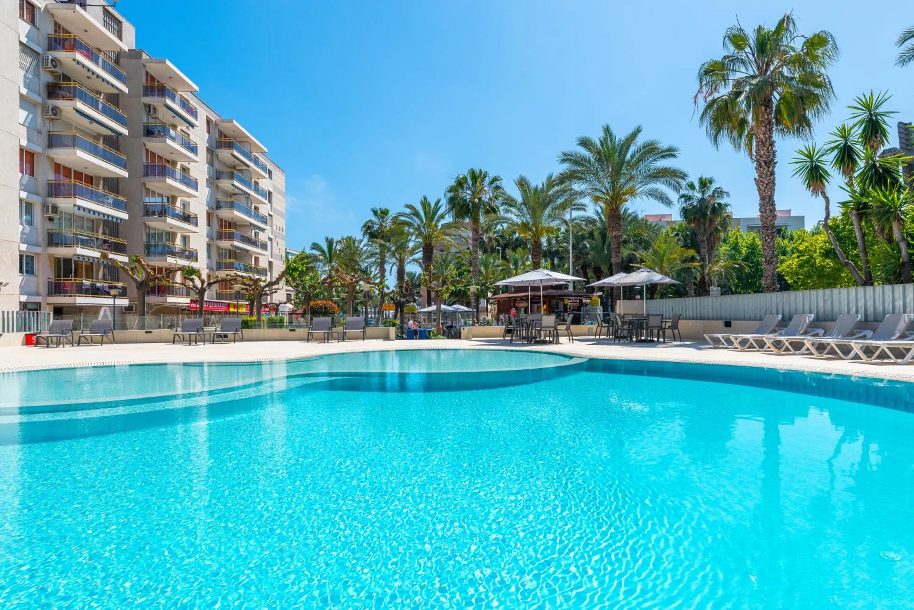 Property building in Rentalmar Salou Playa Family Suites & Pool