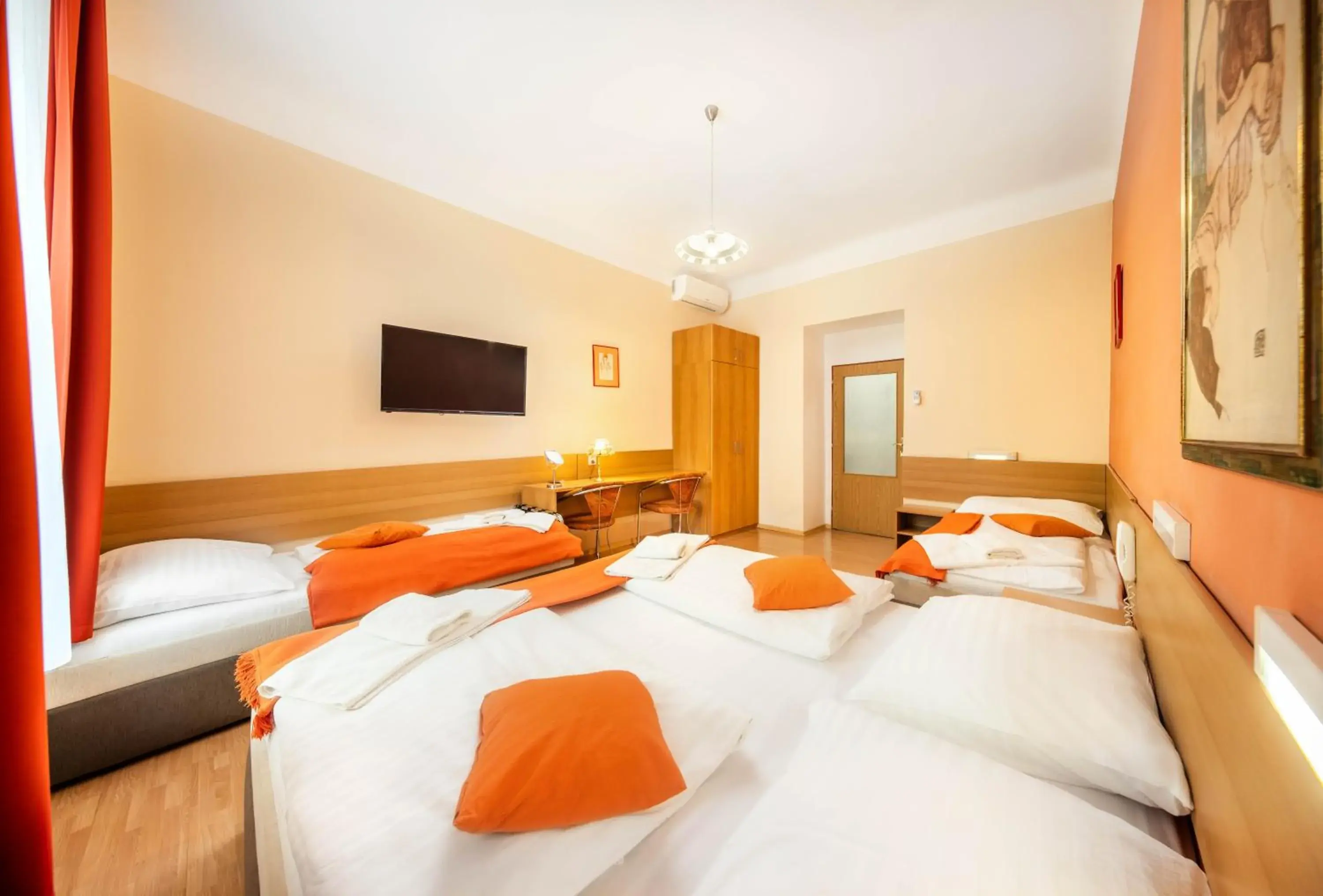 Bed in Hotel Golden City Garni Bed in Hotel Golden City Garni